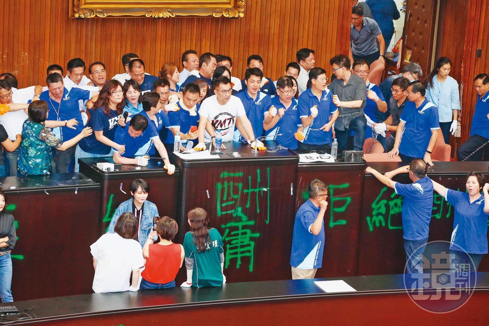 多名國民黨立委攻占立院，在發言台上噴寫「監委酬庸，拒絕背書」，要求撤換監察院長被提名人陳菊。