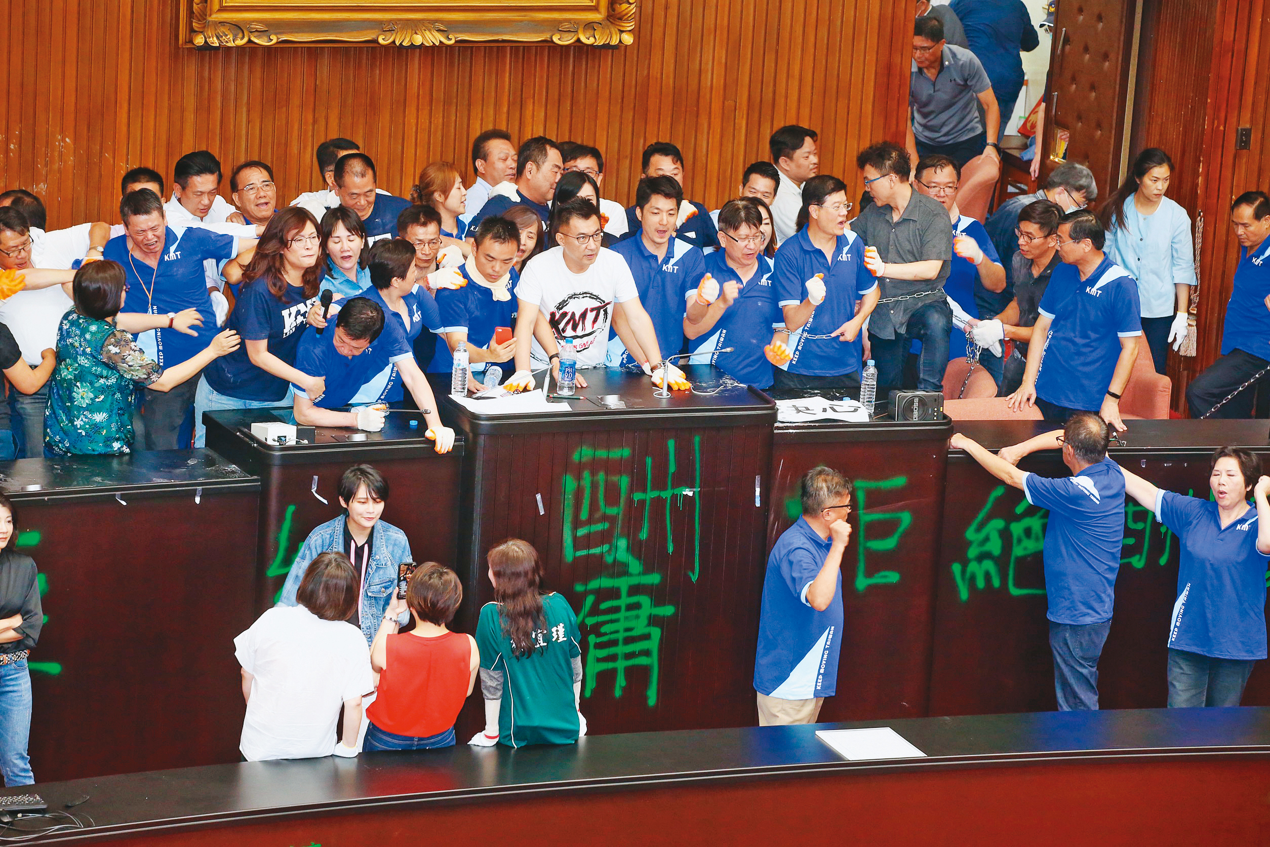 多名國民黨立委攻占立院，在發言台上噴寫「監委酬庸，拒絕背書」，要求撤換監察院長被提名人陳菊。