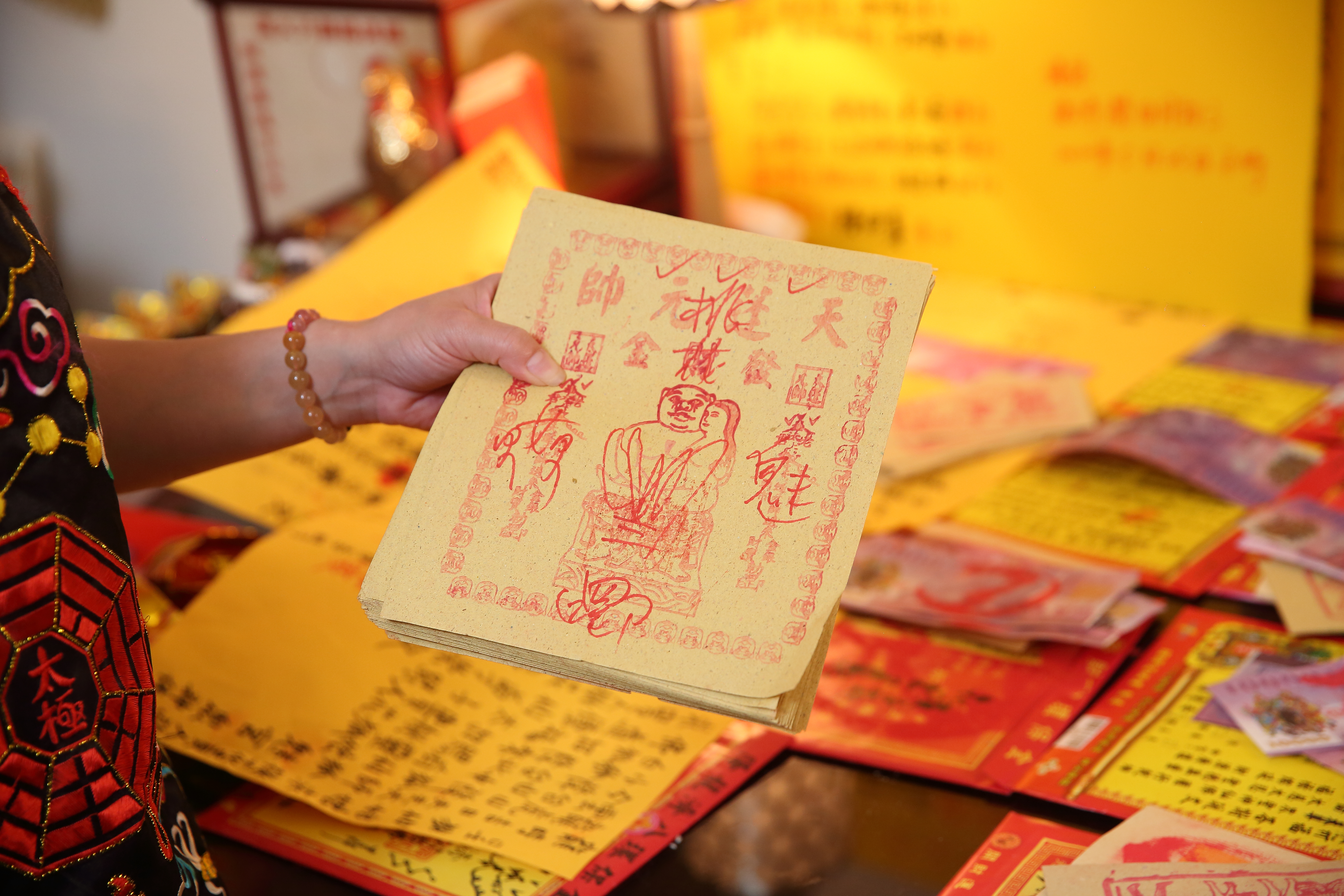 少見的豬哥符，是鄭安室的師傅天元天空子所畫，跟魅符一樣，都在求桃花。