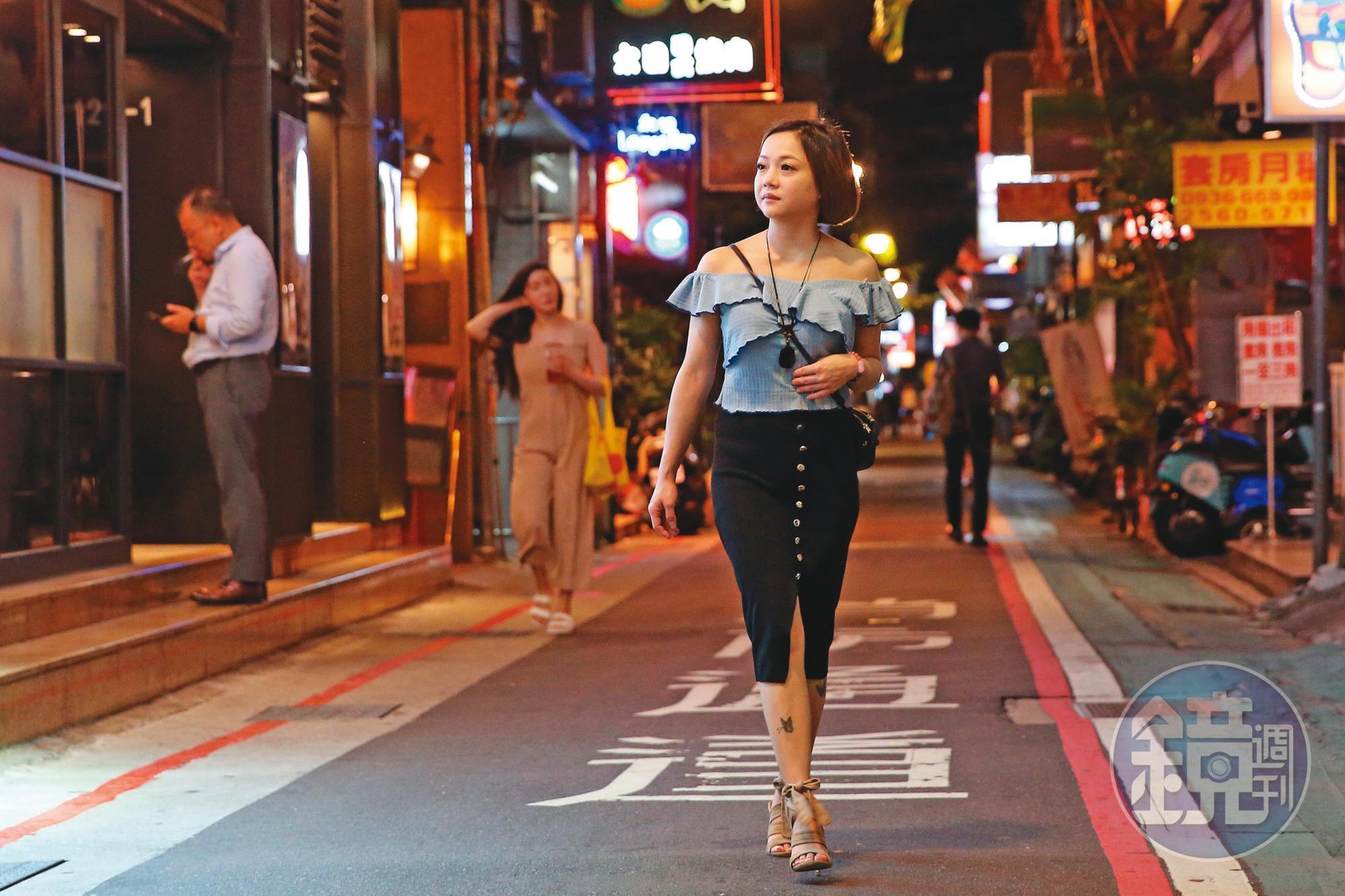 18歲就從事八大行業的鄭安室，靠自己積極正面的態度，在林森北路找到生存之道。