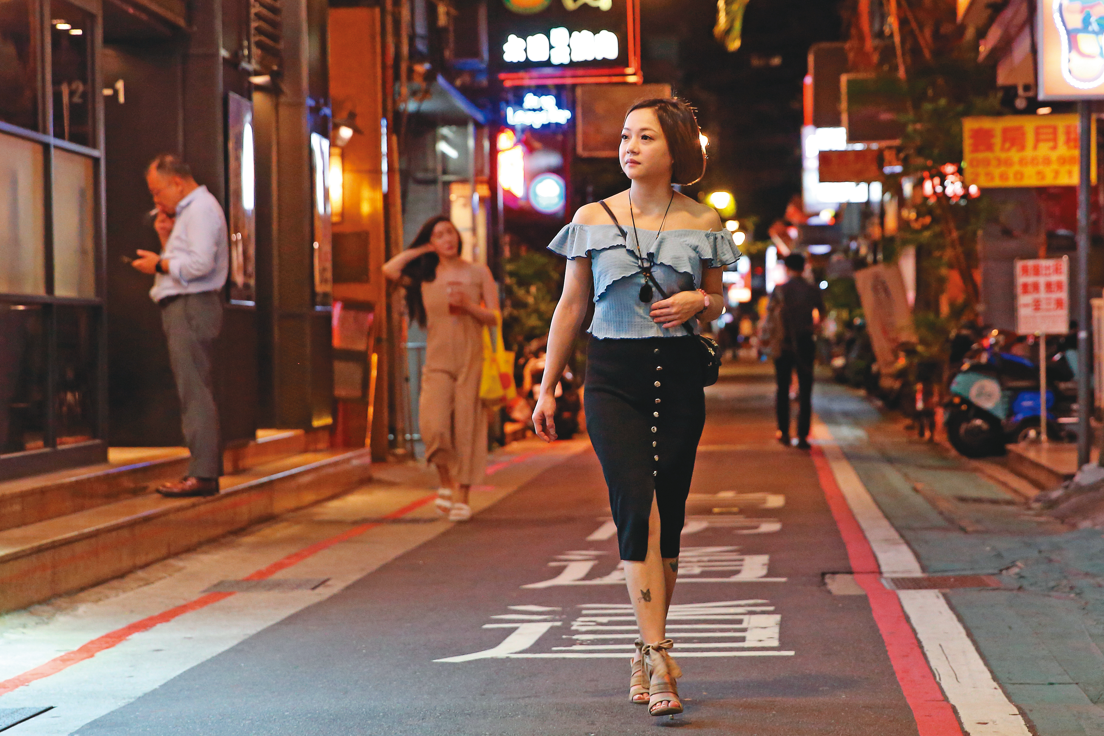 18歲就從事八大行業的鄭安室，靠自己積極正面的態度，在林森北路找到生存之道。
