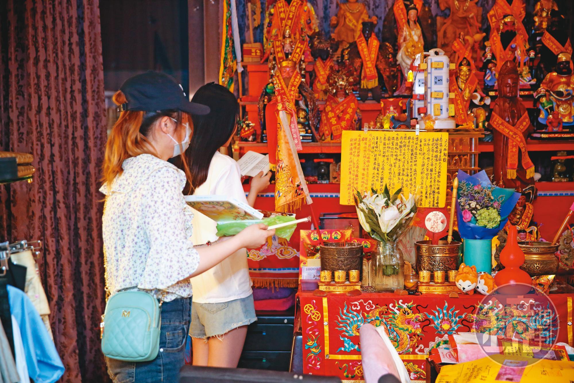 酒店小姐上班前，趕來唸經、拜拜，主要都是求財、求桃花。
