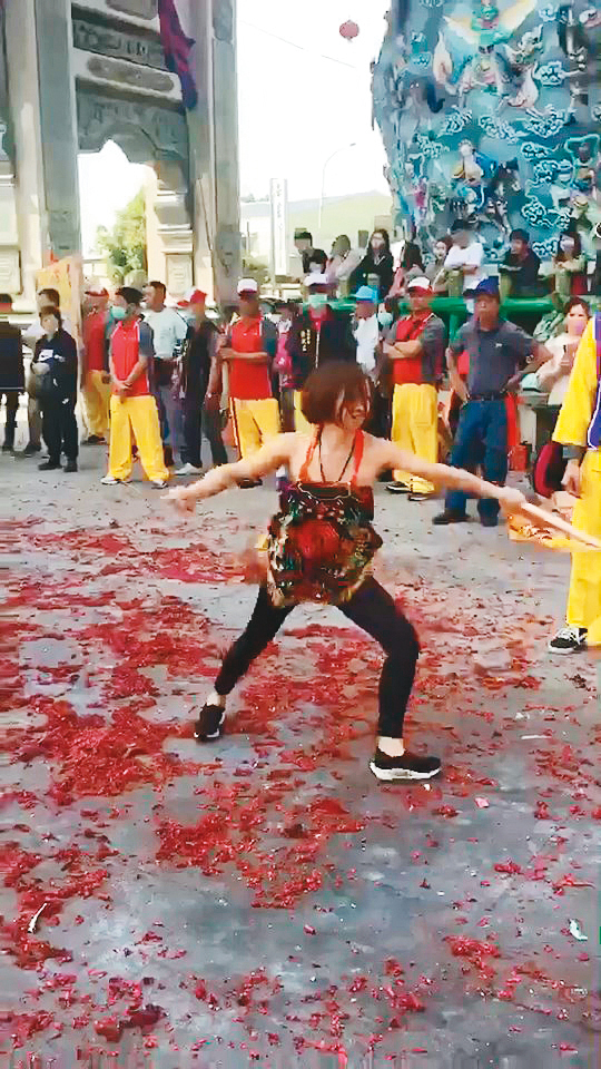 鄭安室在北港武德宮進香時起乩，她說這天是玄天上帝上身，步伐、動作氣勢明顯不同。（鄭安室提供）