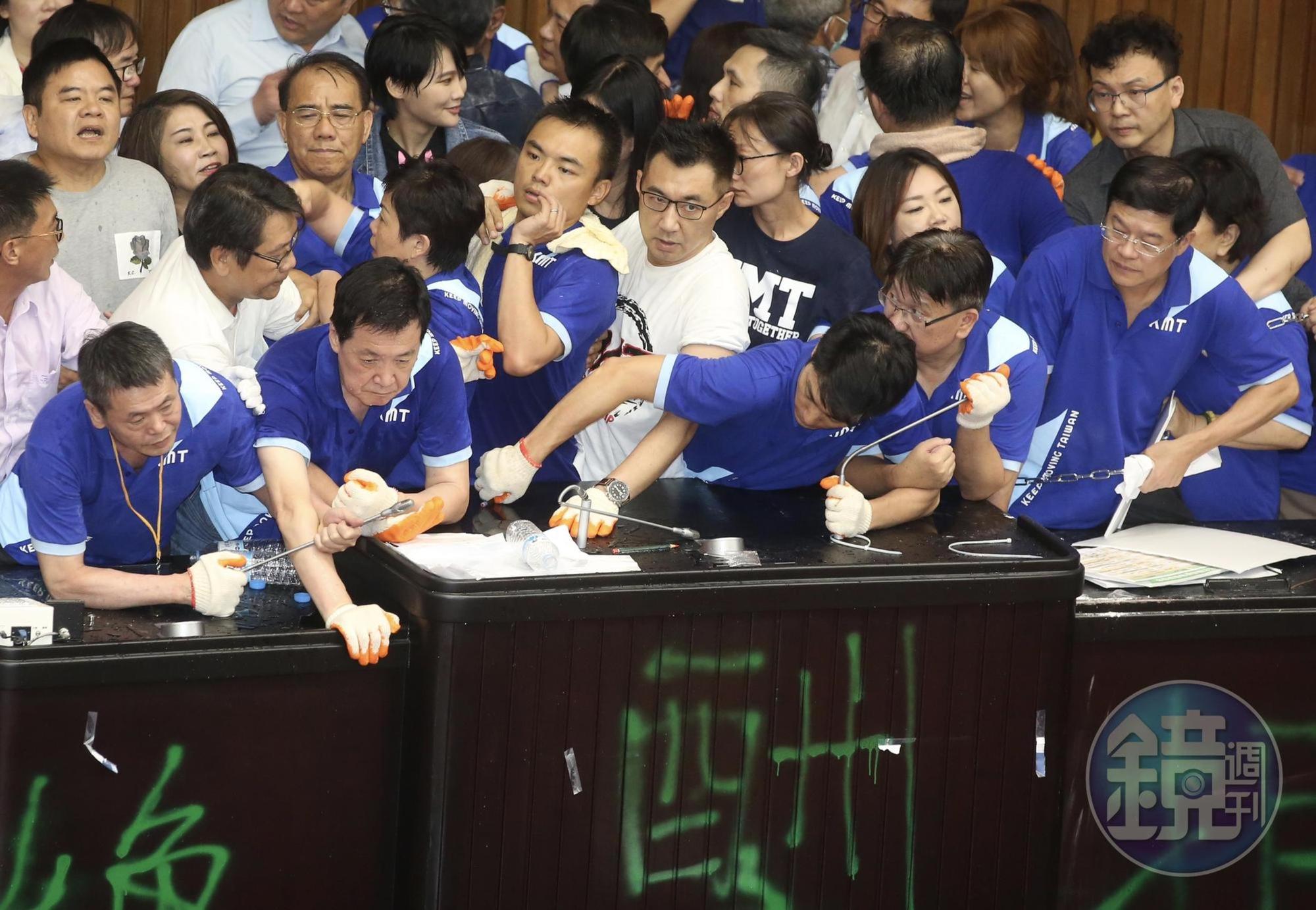 國民黨立委昨(28日)突襲占領立法院議場並夜宿,全程約20個小時。