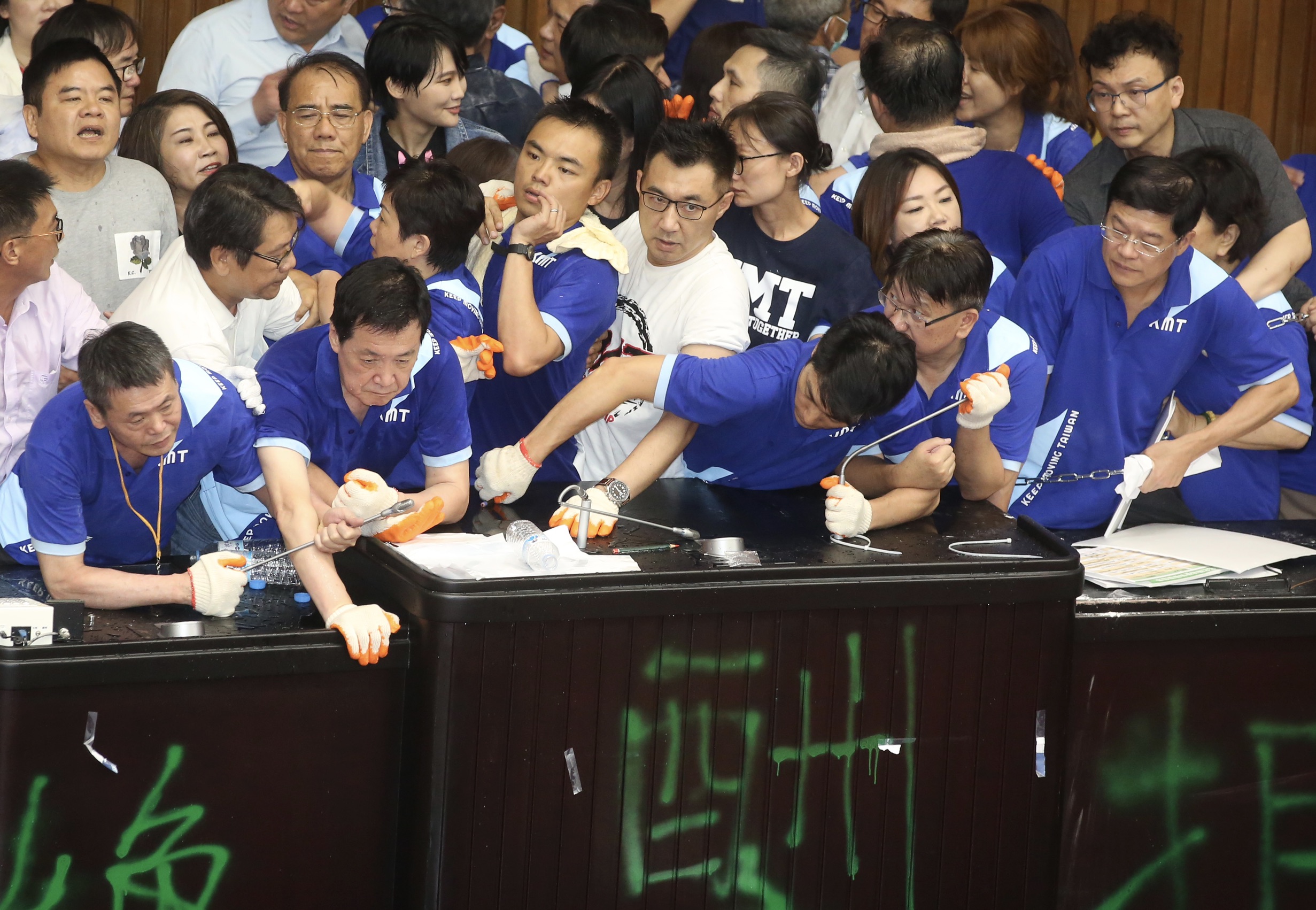 國民黨立委昨（28日）突襲占領立法院議場並夜宿，全程約20個小時。