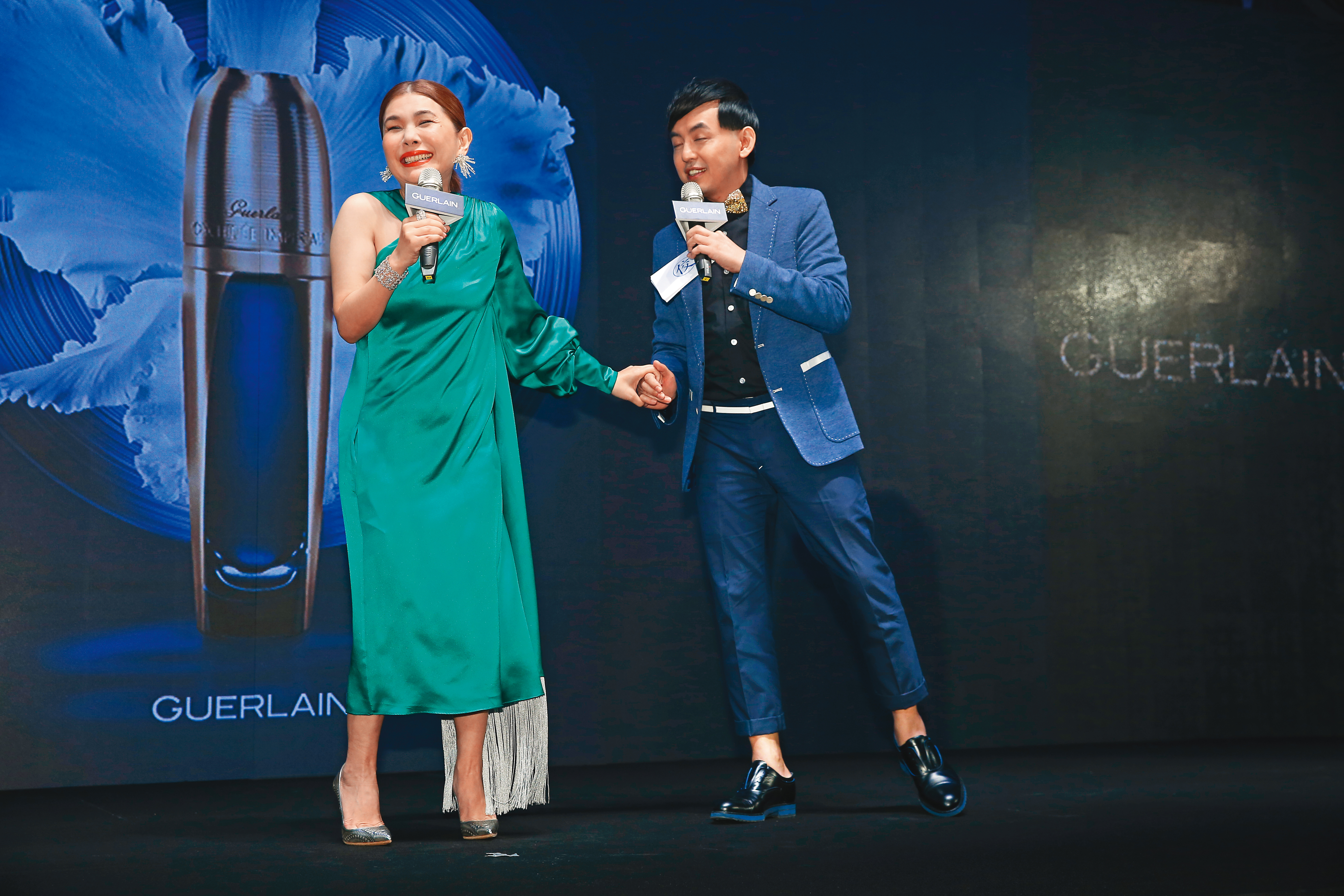 宋學仁與張清芳（左）舉家搬回台灣後，張清芳復出演藝圈，出席保養品活動。右為黃子佼。