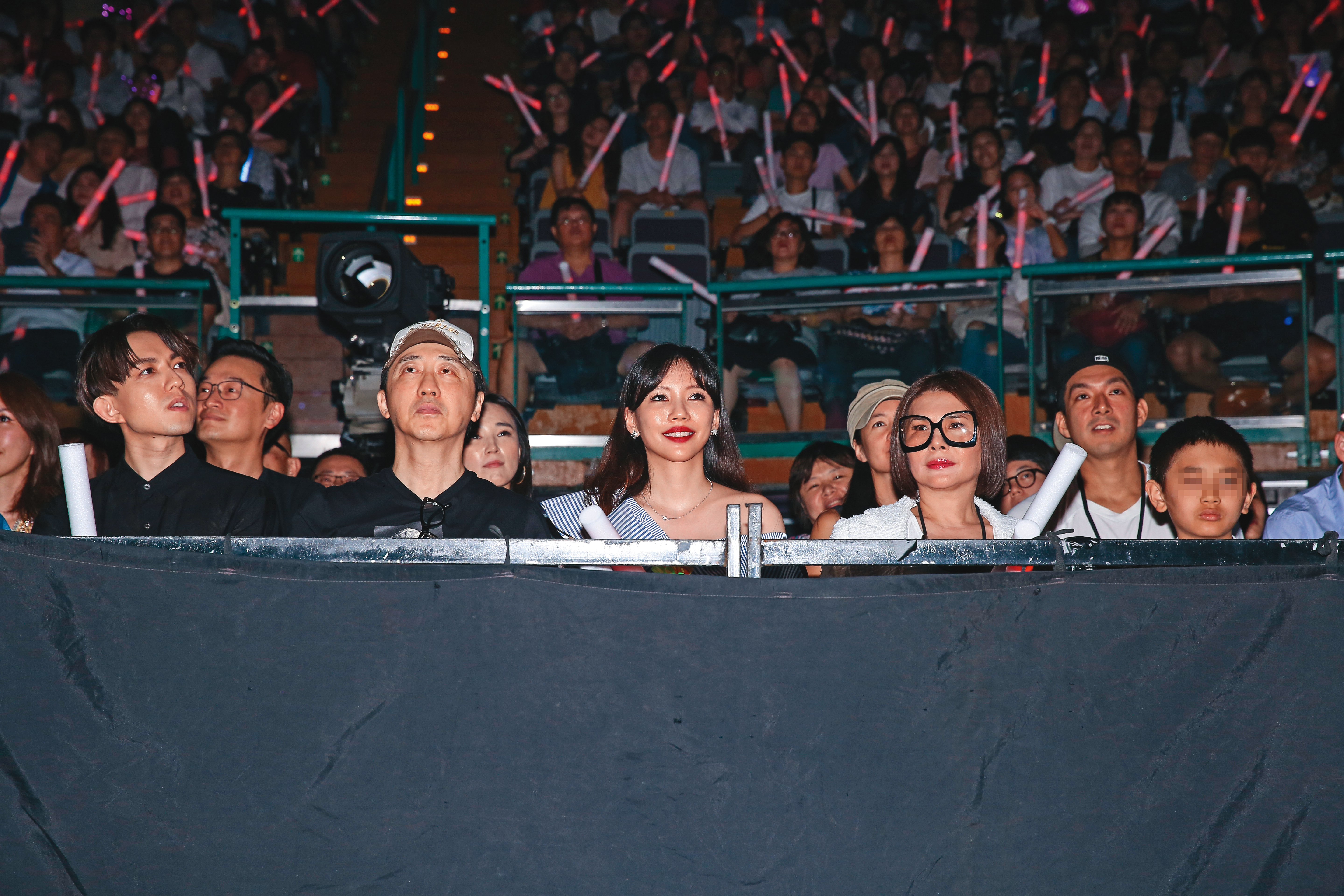 個性活潑的張清芳（前排右二）搬回台灣定居後，經常出席演藝圈活動。前排左起為林宥嘉、庾澄慶與李靚蕾。