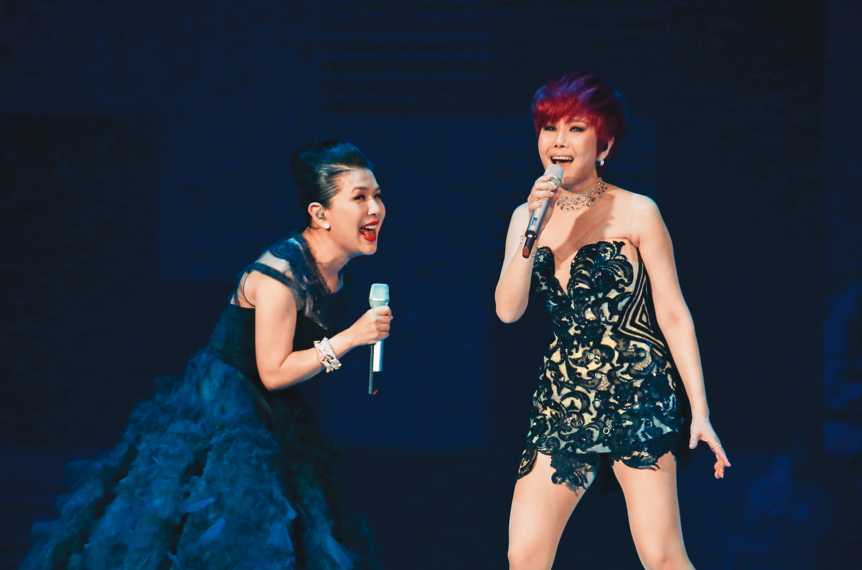 張清芳（左）與江蕙（右）曾屬同一家唱片公司，傳當年有后不見后的心結，直到江蕙的「祝福」演唱會上兩人才合體破除不和傳言。（東方IC）