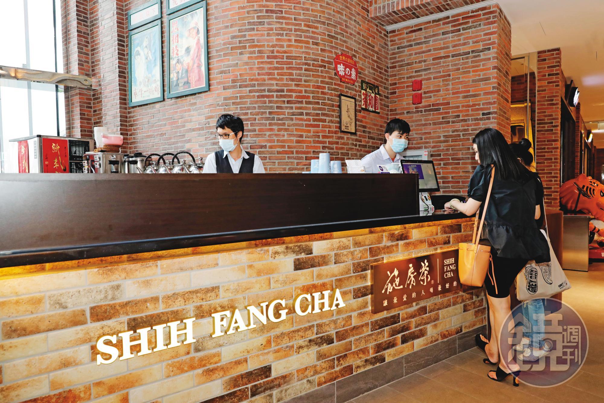 手搖飲品牌「施房茶」以用料高級聞名,如今卻遭資深女會計竊走配方機密,和馬來西亞假富商到麻六甲準備展店。