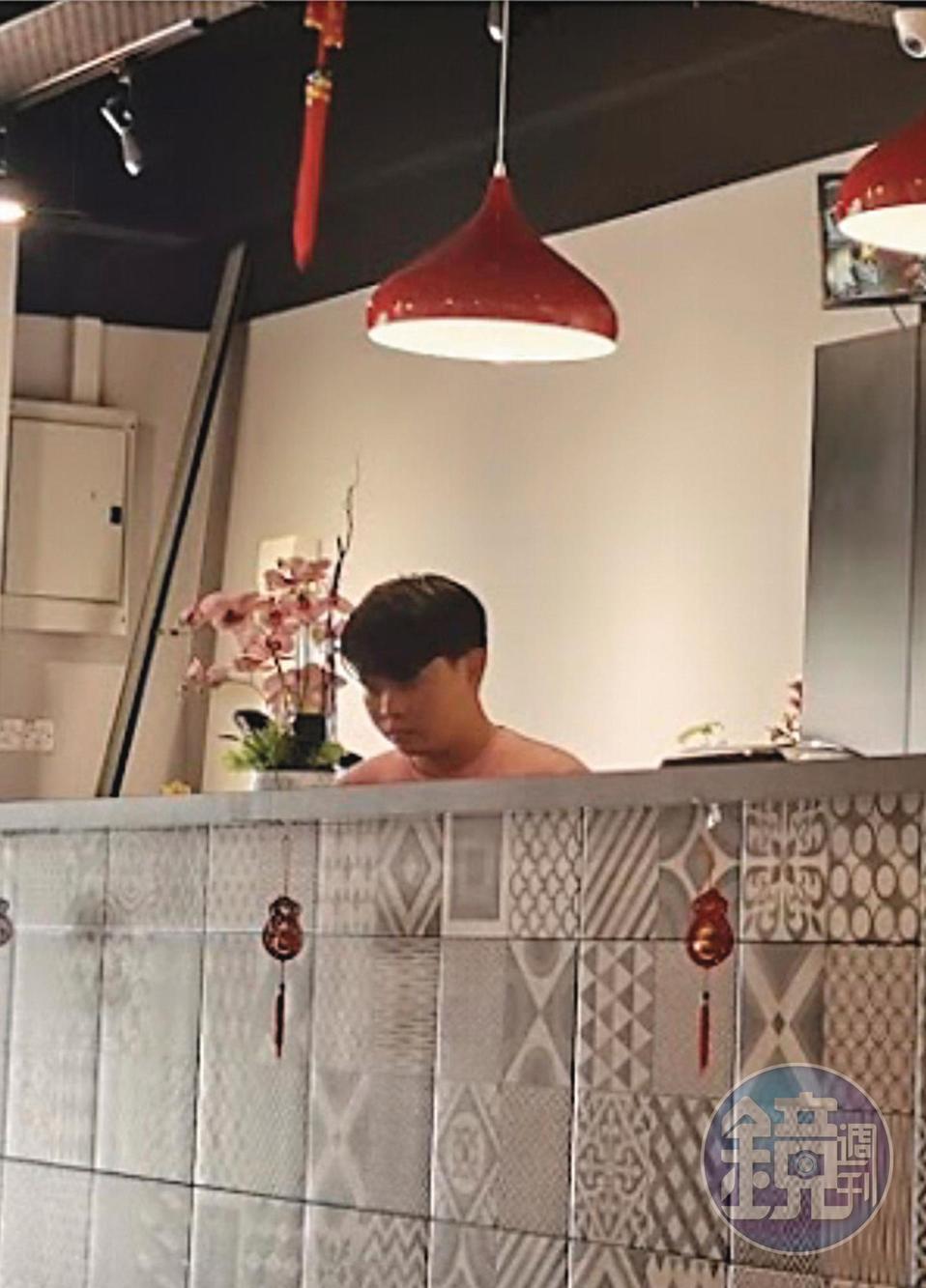 假富商鄭楚豪(圖)和盛女在麻六甲店內忙進忙出。(讀者提供)