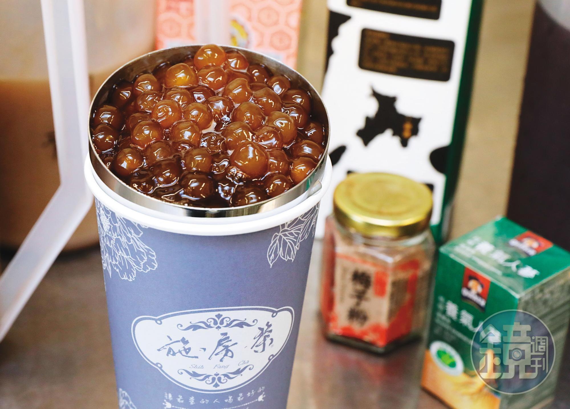 施房茶自創的「雪珠人蔘鮮奶烏」大杯要價255元,被稱為全台最貴珍奶。