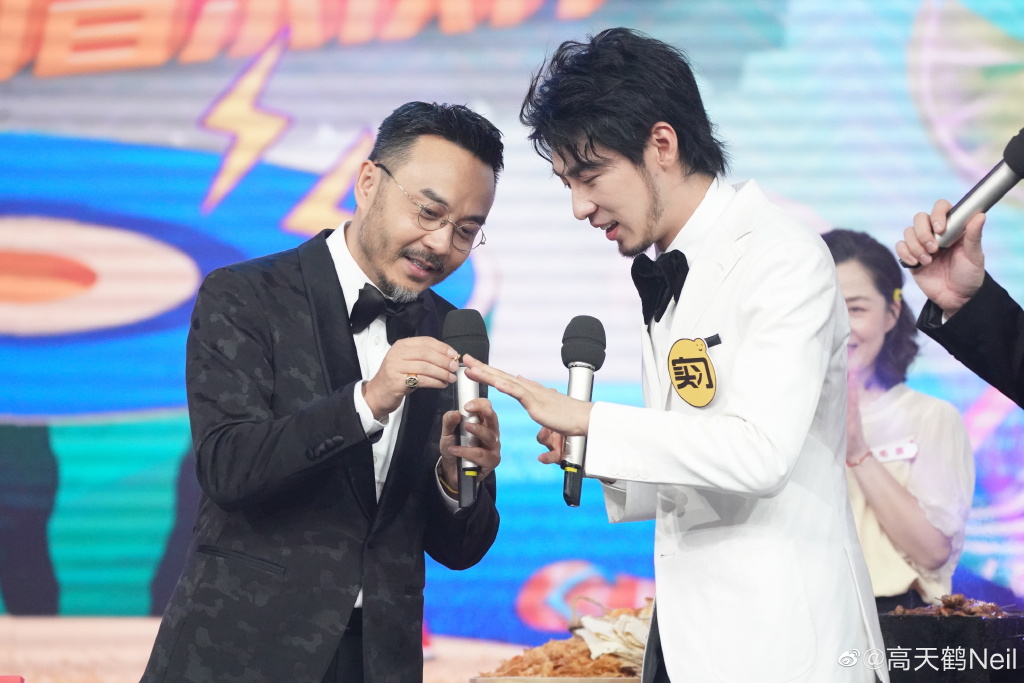 高天鶴去年5月加入《天天向上》主持群，獲得主持人汪涵贈予「天天兄弟」象徵的戒指。（翻攝自高天鶴微博）