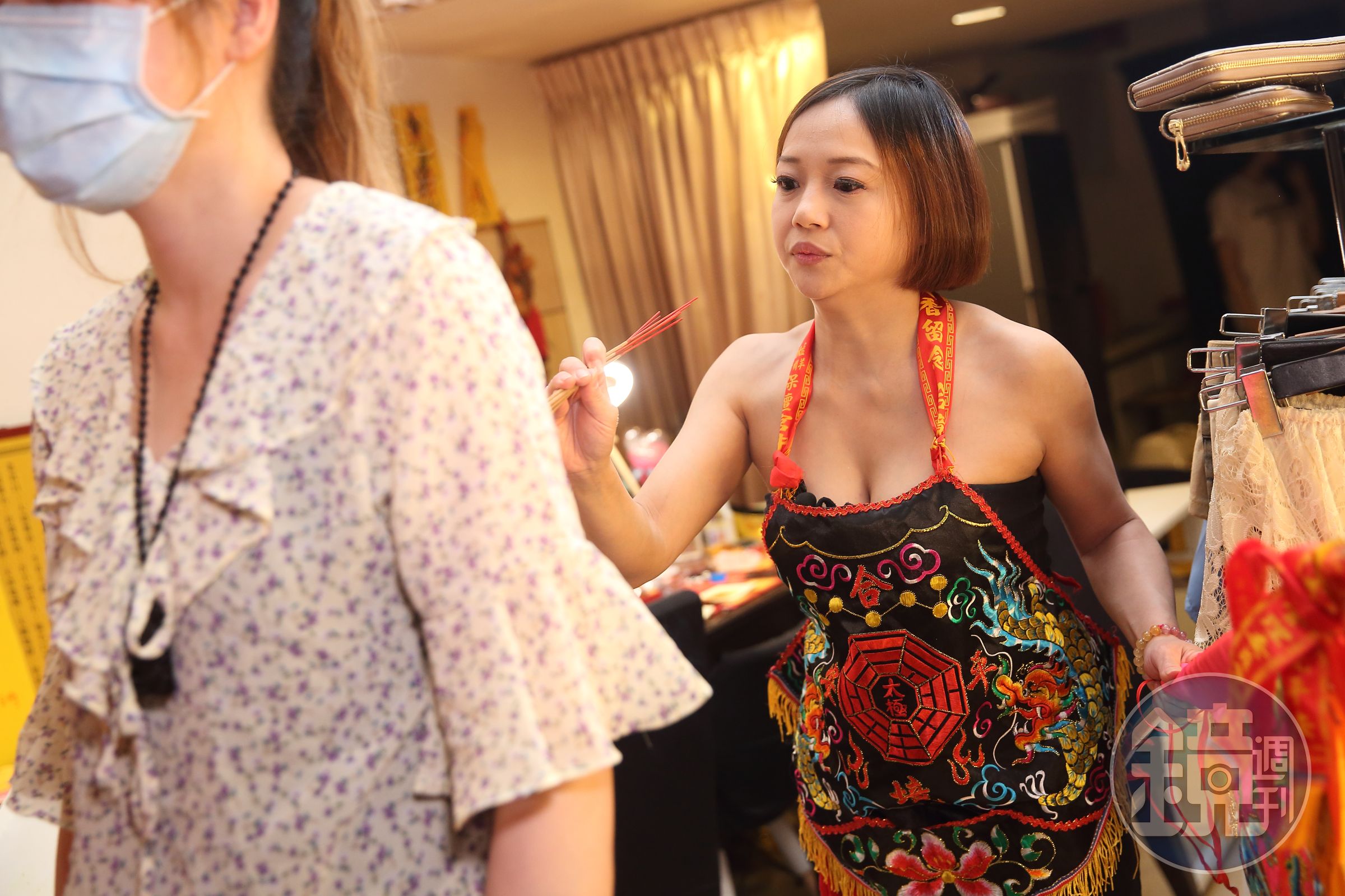 參拜宮廟時被指帶天命，鄭安室拜師受訓成為乩身，能通靈、懂收煞畫符的她，現在專幫酒店小姐辦事。