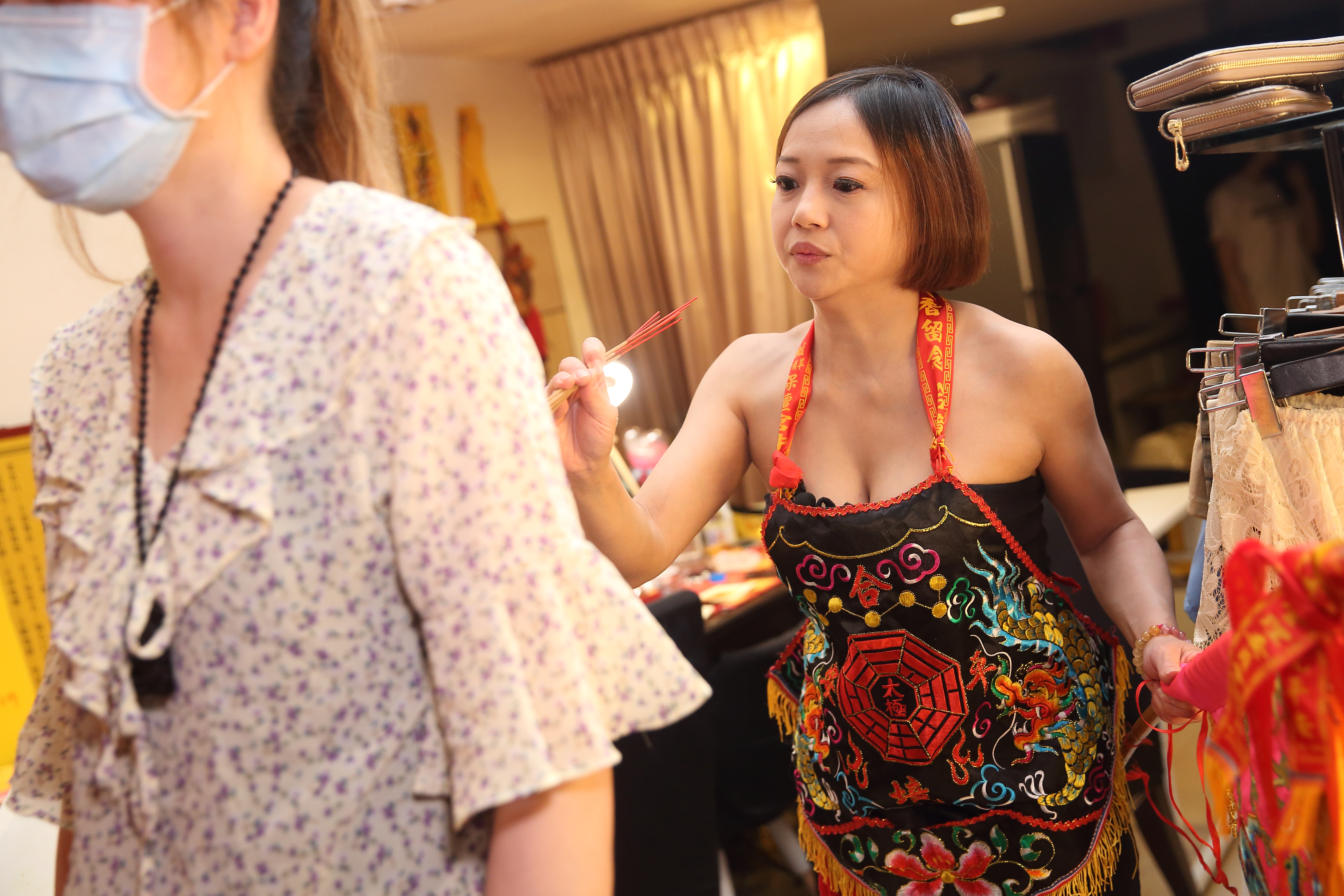 參拜宮廟時被指帶天命，鄭安室拜師受訓成為乩身，能通靈、懂收煞畫符的她，現在專幫酒店小姐辦事。