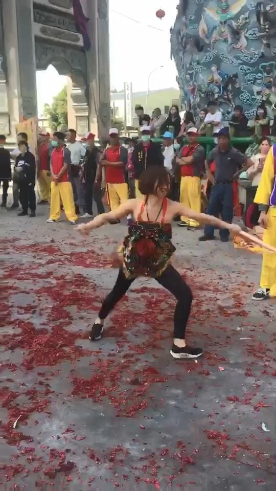 鄭安室北港武德宮進香時起乩，她說這天是玄天上帝上身，步伐、動作氣勢明顯不同。（鄭安室提供）