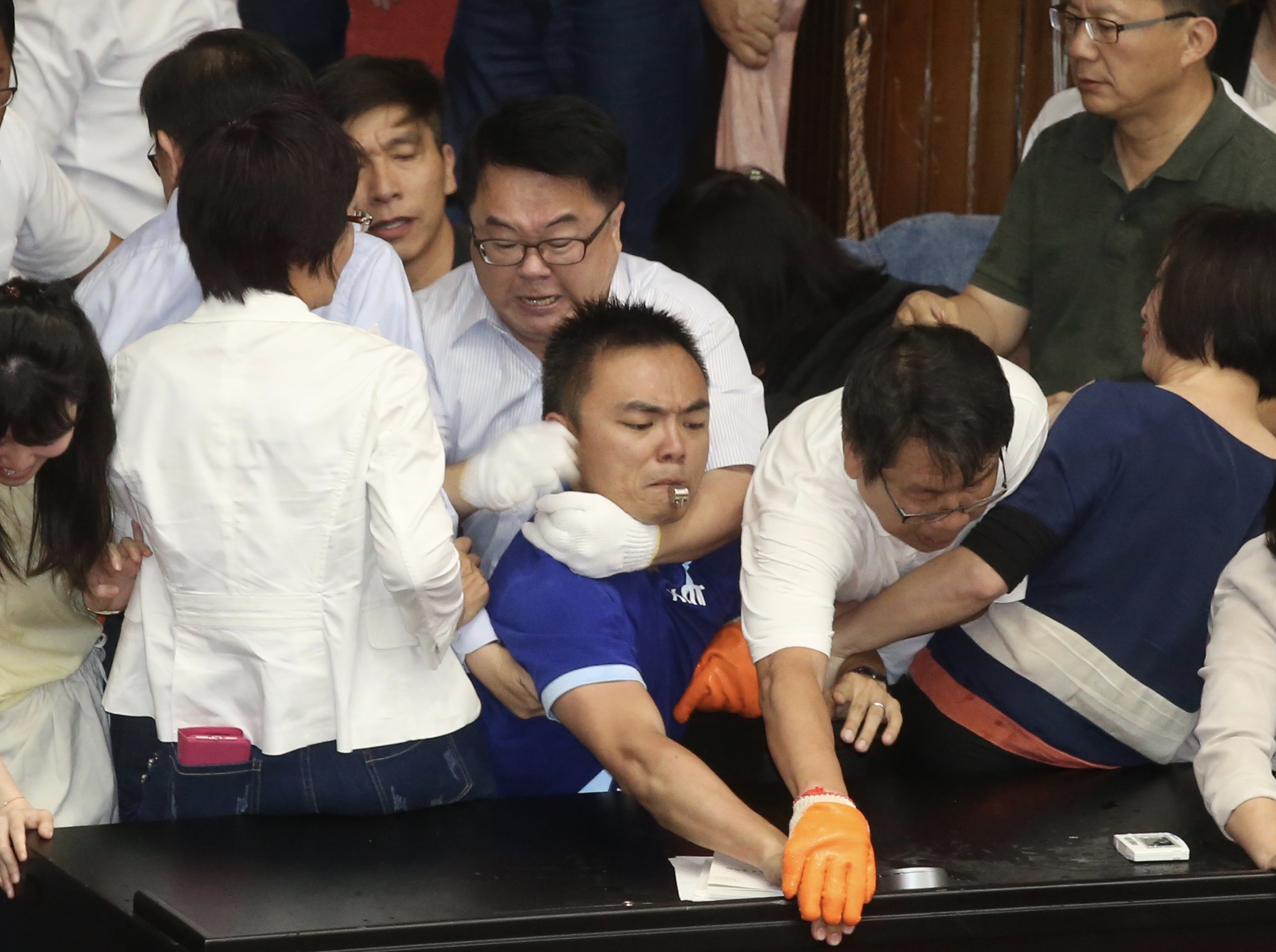 國民黨立委洪孟楷哽咽指控民進黨立委吳秉叡對他勒脖，張宏陸對他扯衣、壓人。