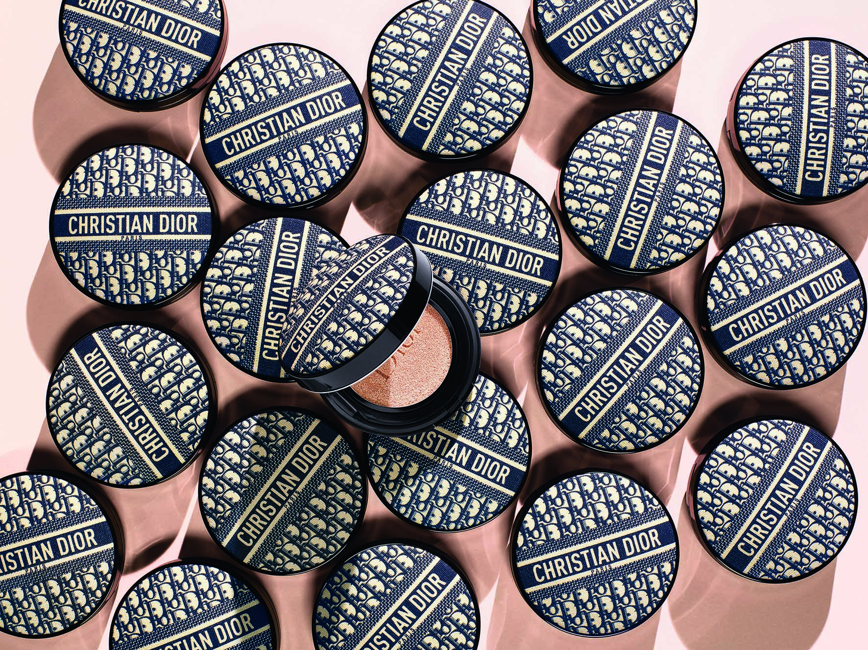 迪奧超完美柔霧光氣墊粉餅經典緹花版將於7月1日重磅回歸。（迪奧提供）