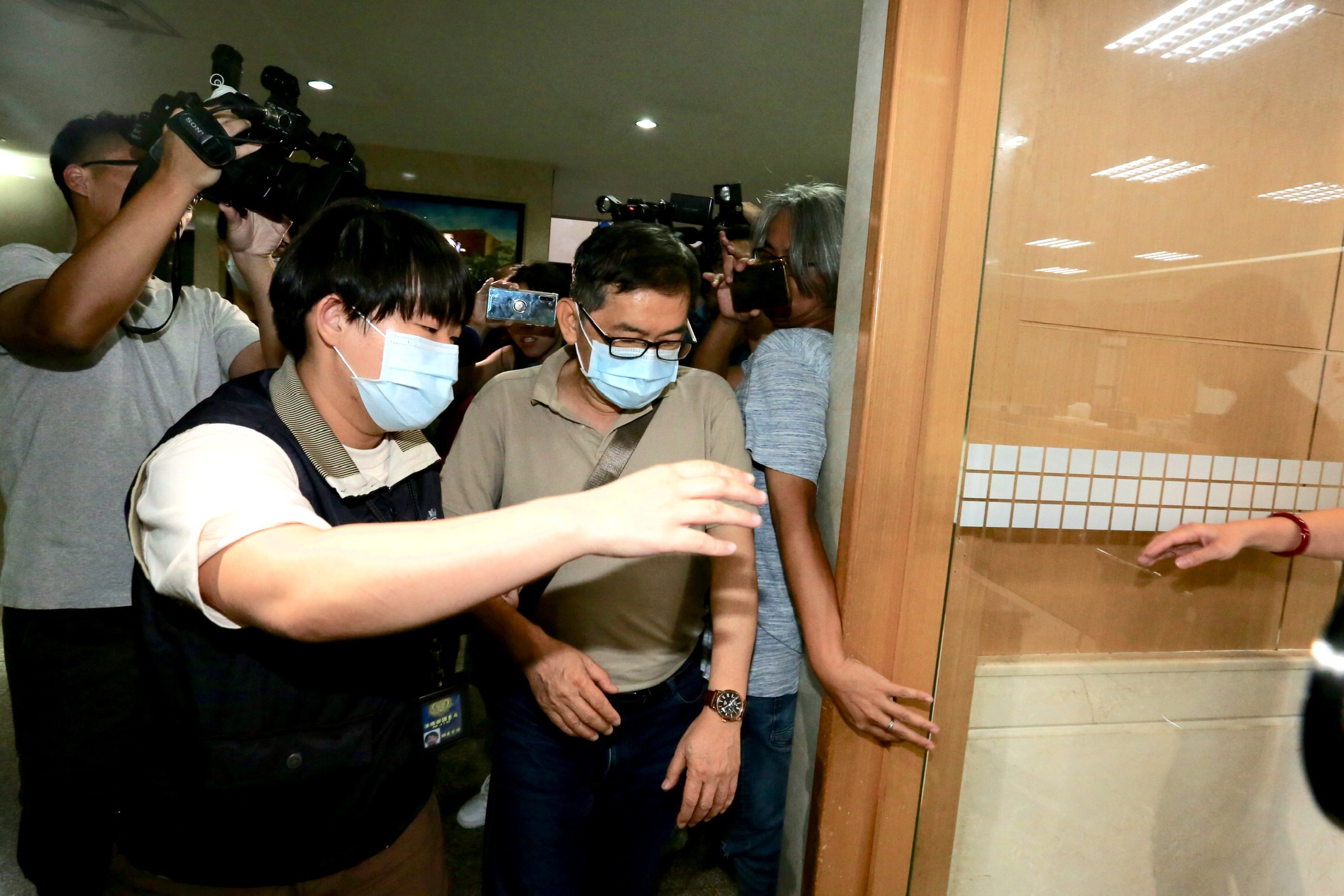 甫退休的調查官郭詩晃移送北檢時，一度喊冤，表示被誣賴，訊後被檢方聲押禁見。