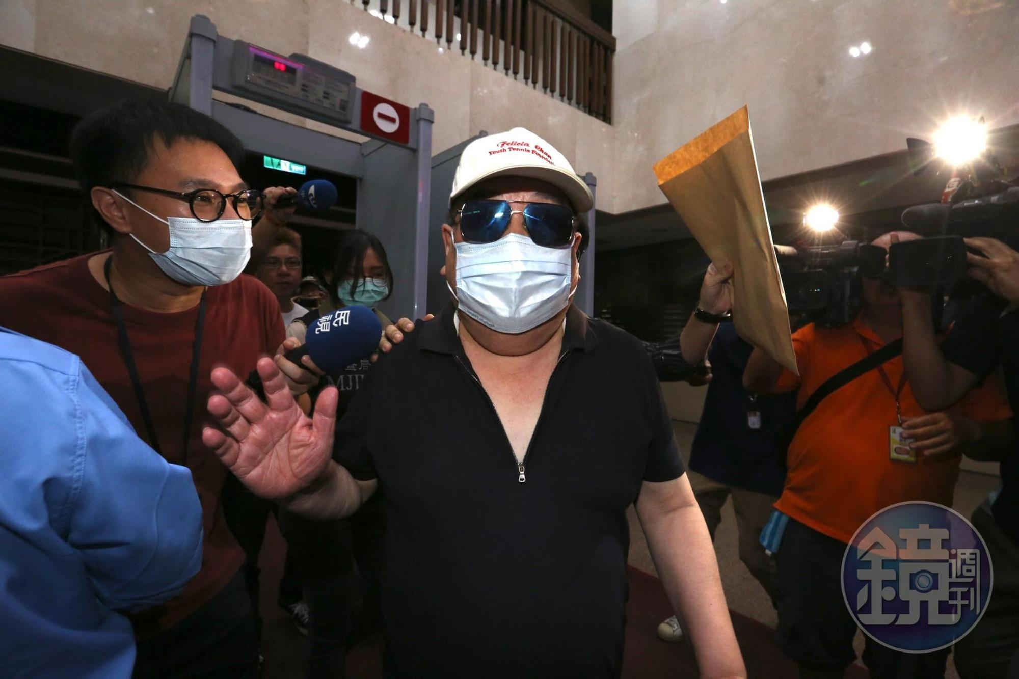 有富建設老闆洪村騫是政壇大金主，行事低調，因涉及行賄罪，一併遭聲押禁見。