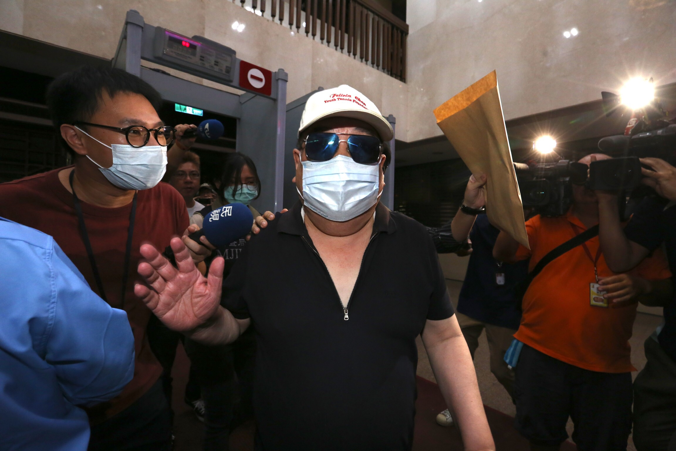 有富建設老闆洪村騫是政壇大金主,行事低調,因涉及行賄罪,一併遭聲押禁見。