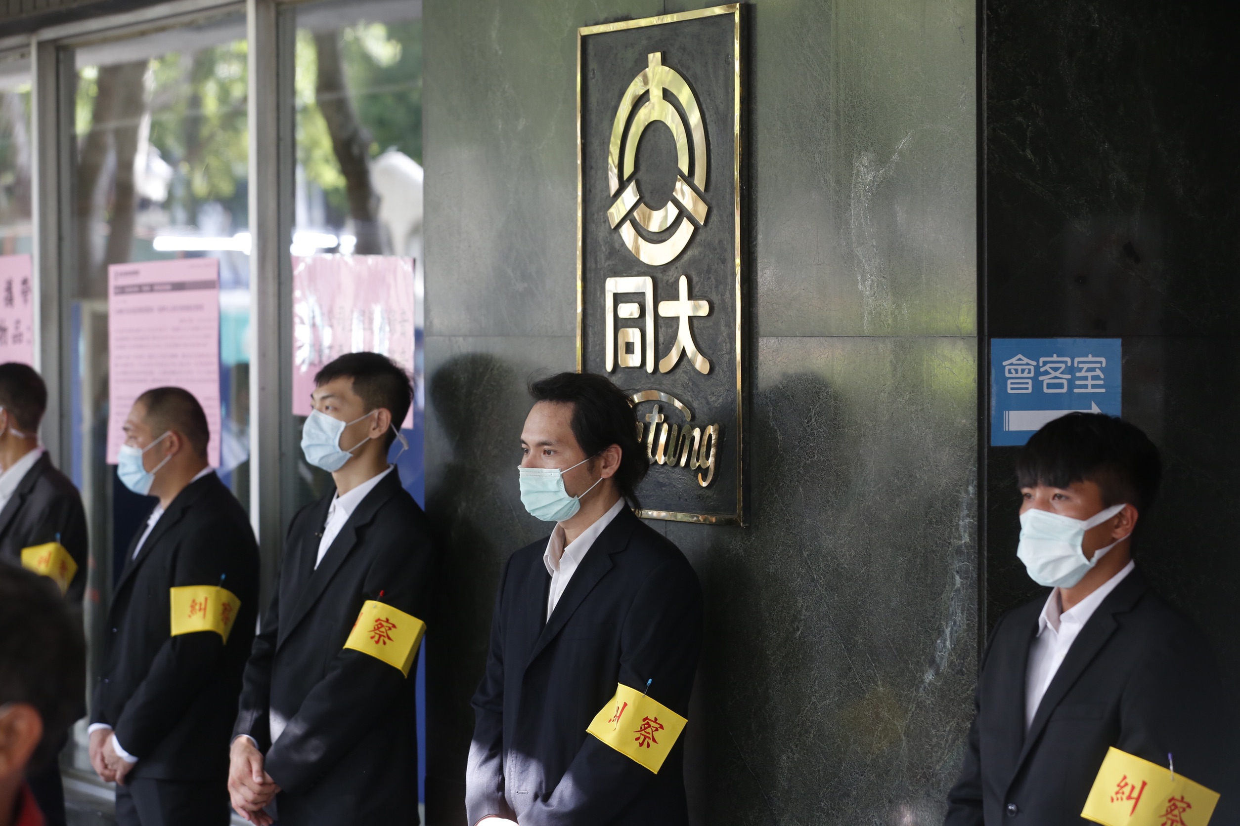 以董事長林郭文艷為首的大同公司派頻頻出招,事前對8家外資提告。