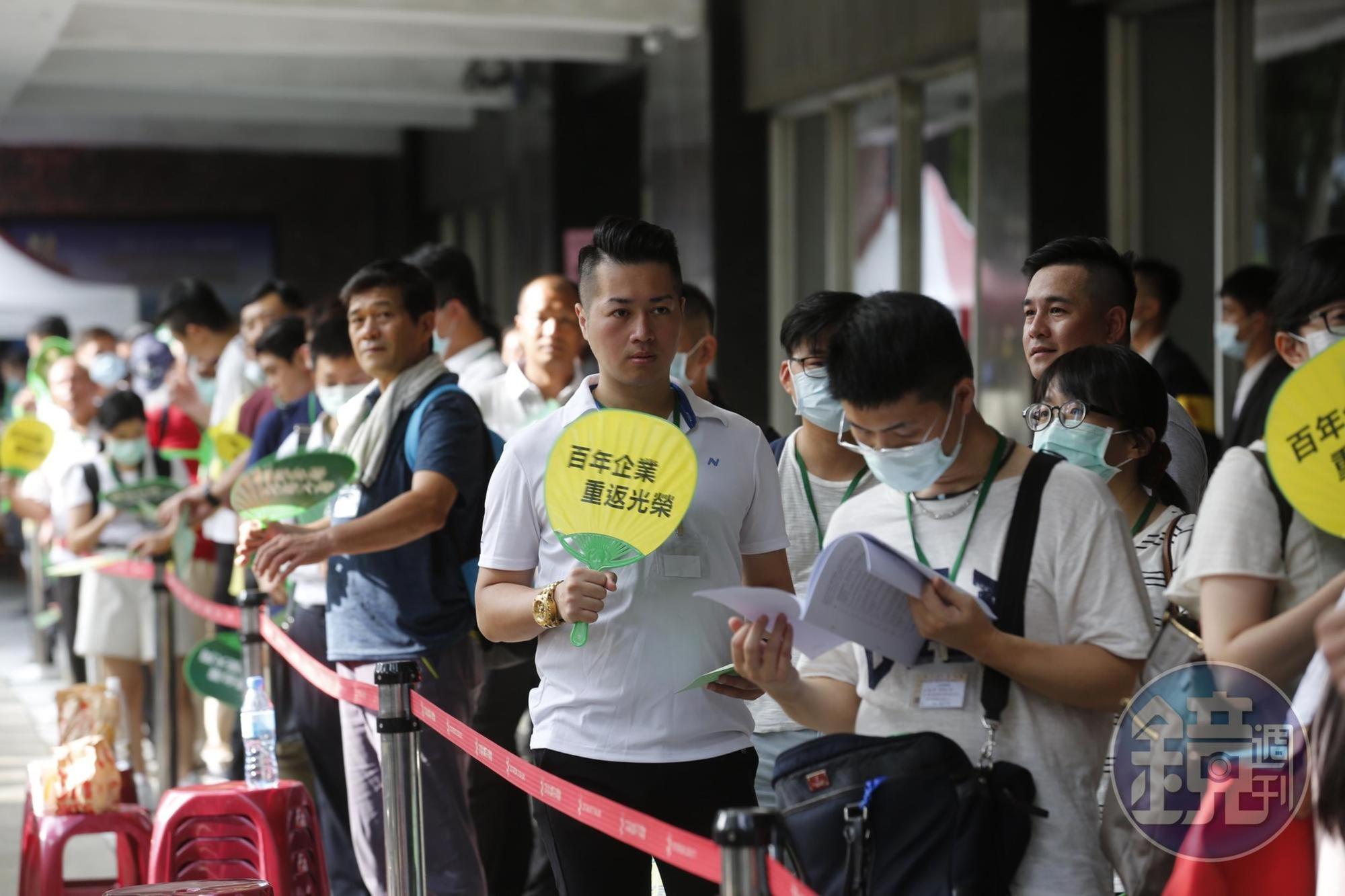 台北市中山北路上的大同公司門口一早就不平靜。
