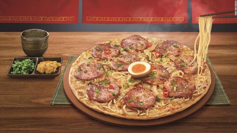 台灣必勝客推出新口味拉麵披薩，消息攻佔日本CNN新聞版面。（翻攝自Pizza Hut Taiwan）