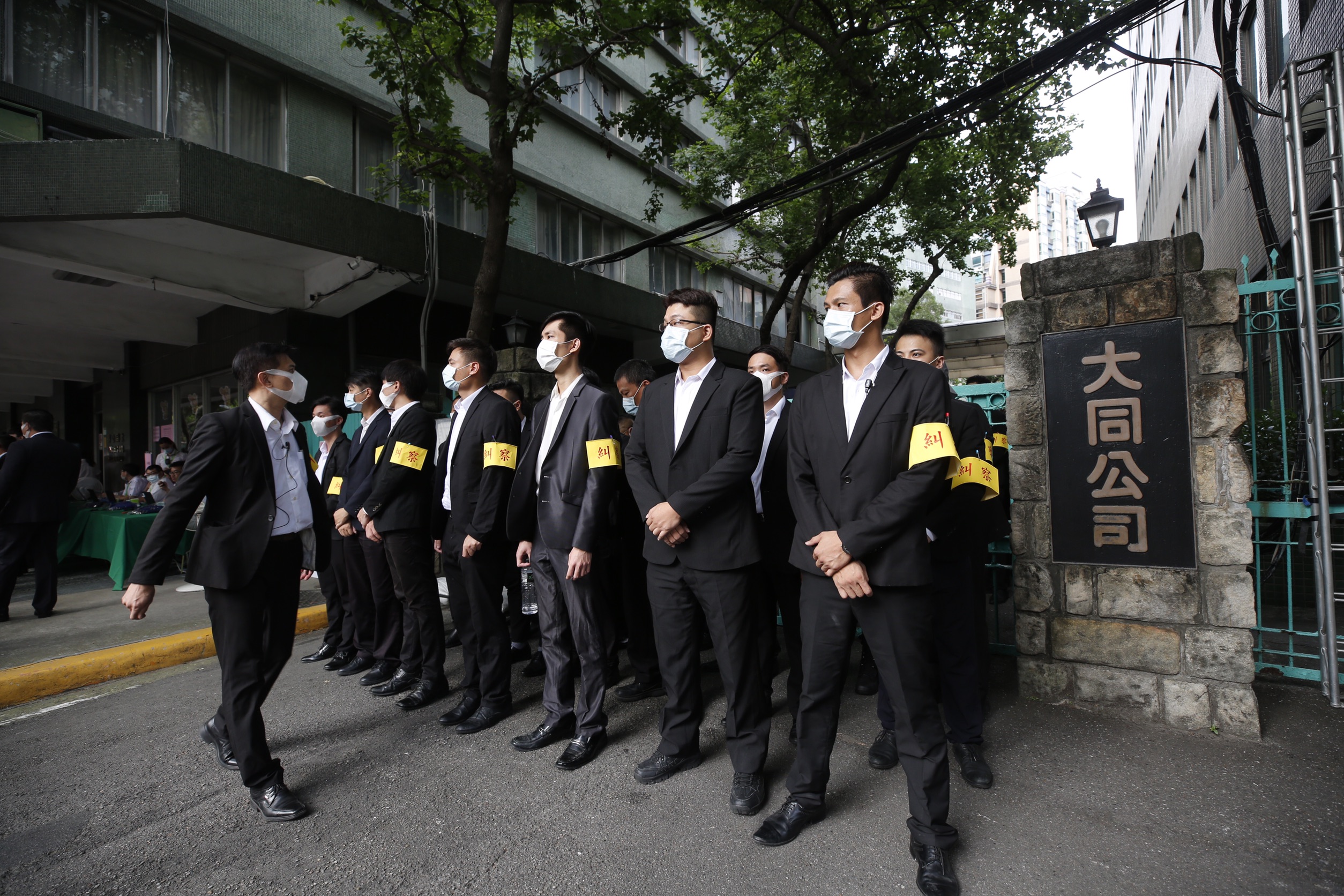 大同公司派找來大批黑衣人士組成人牆，股東會現場相當混亂。