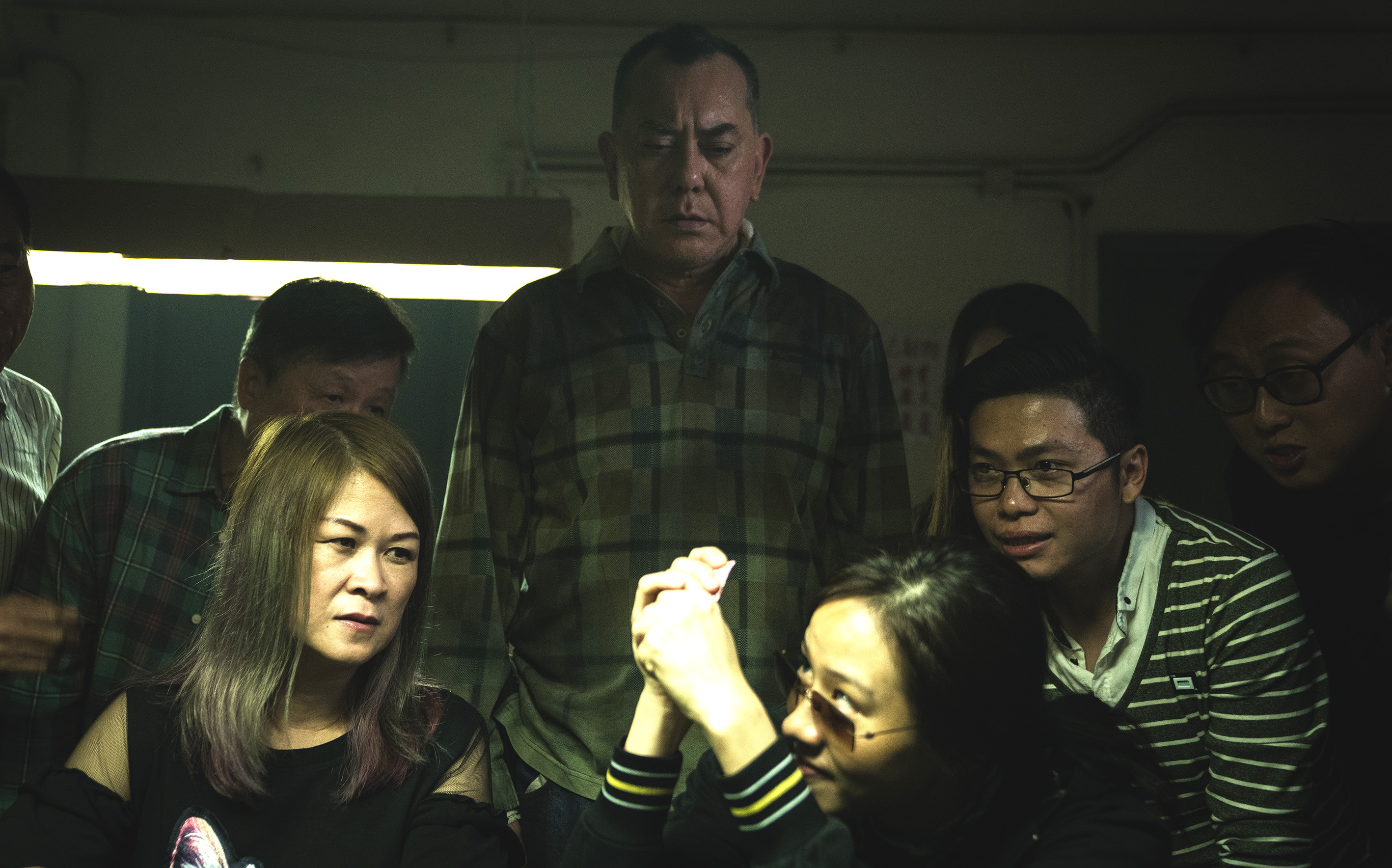 林嘉欣在桌前濫賭，黃秋生一臉呆滯看著她，是兩人從未有過的演出。（華映提供）