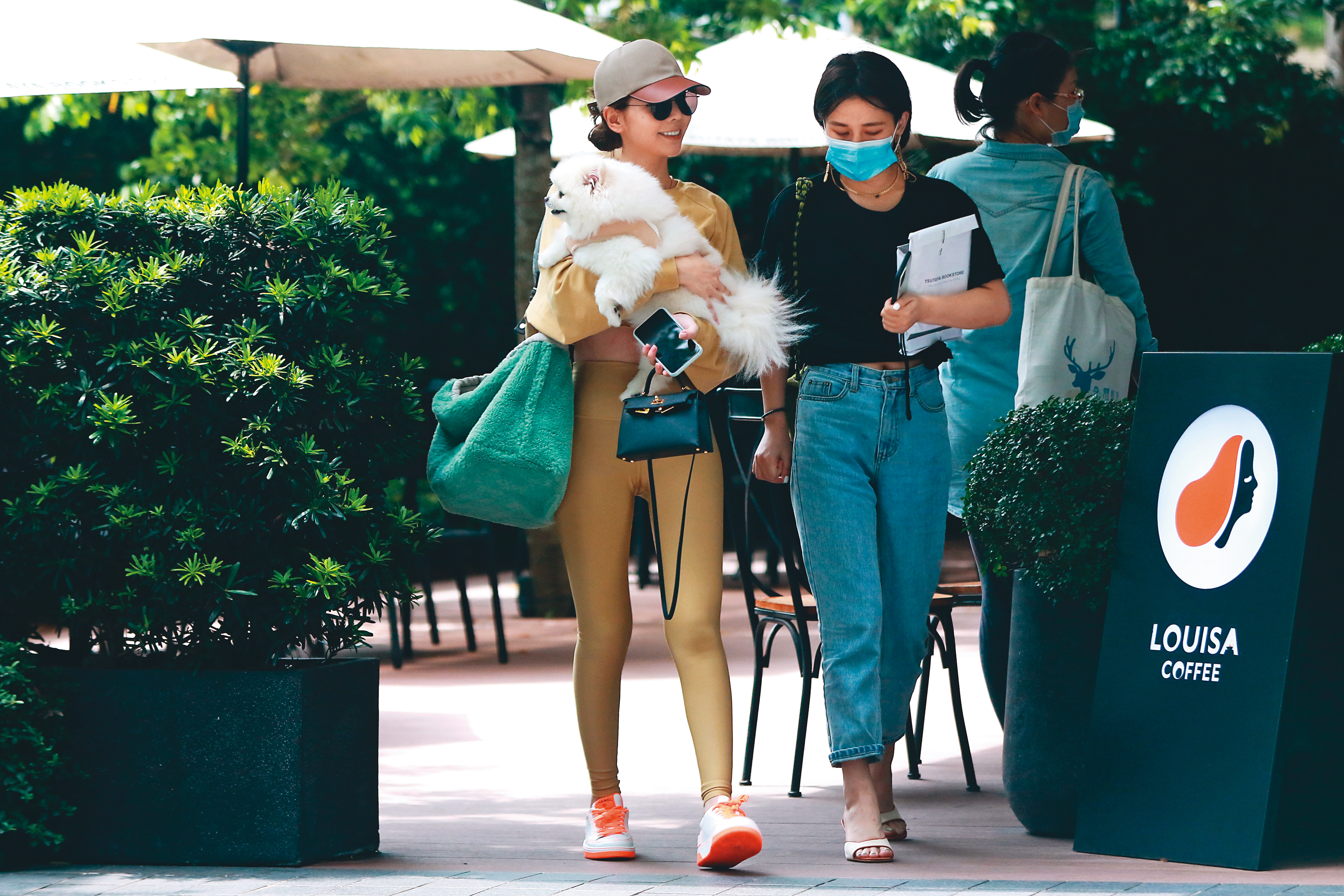 6/15 13：28 結束了咖啡時光，李毓芬抱著太陽與友人離開咖啡廳。