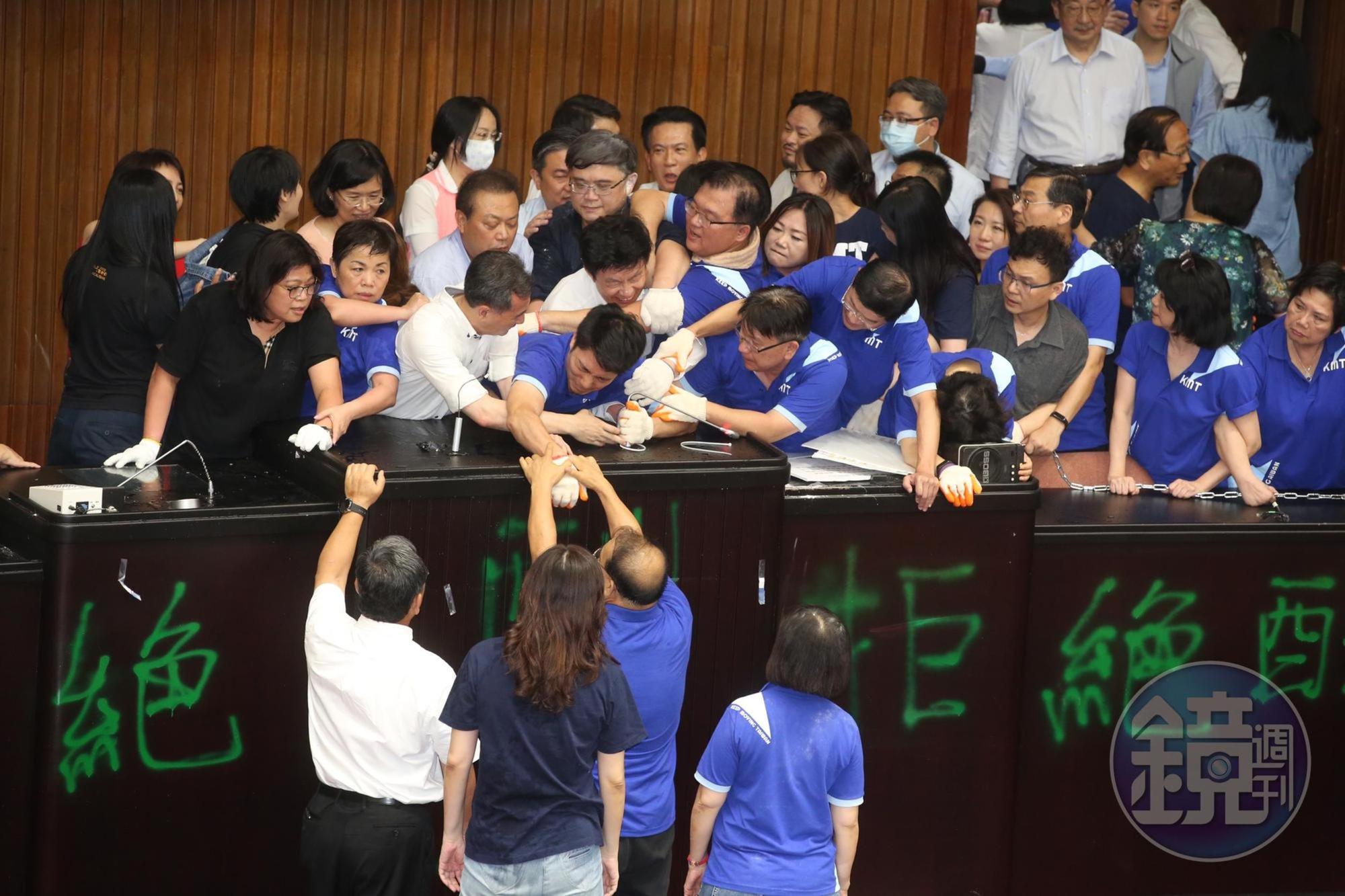 民進黨立委進入議場阻止占領,雙方經過一番肢體拉扯,國民黨占領行動在進行近20小時失敗。