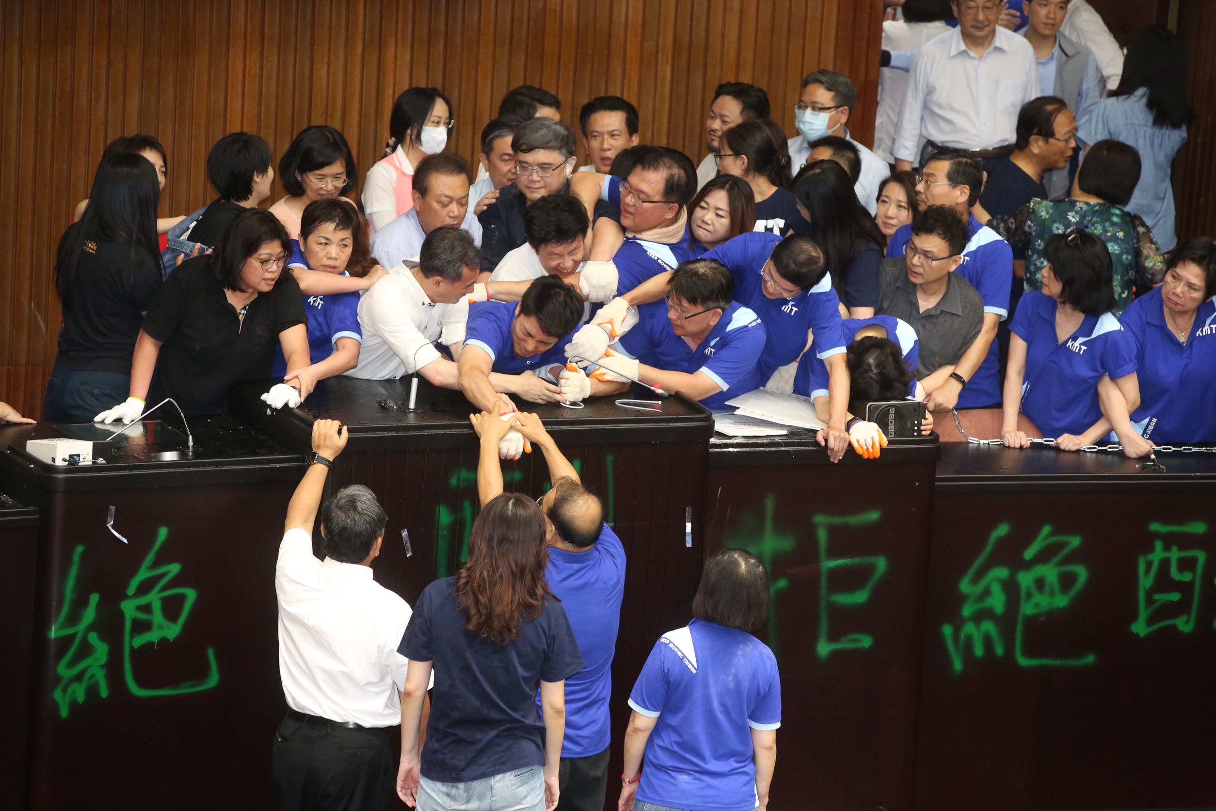 民進黨立委進入議場阻止占領，雙方經過一番肢體拉扯，國民黨占領行動在進行近20小時失敗。