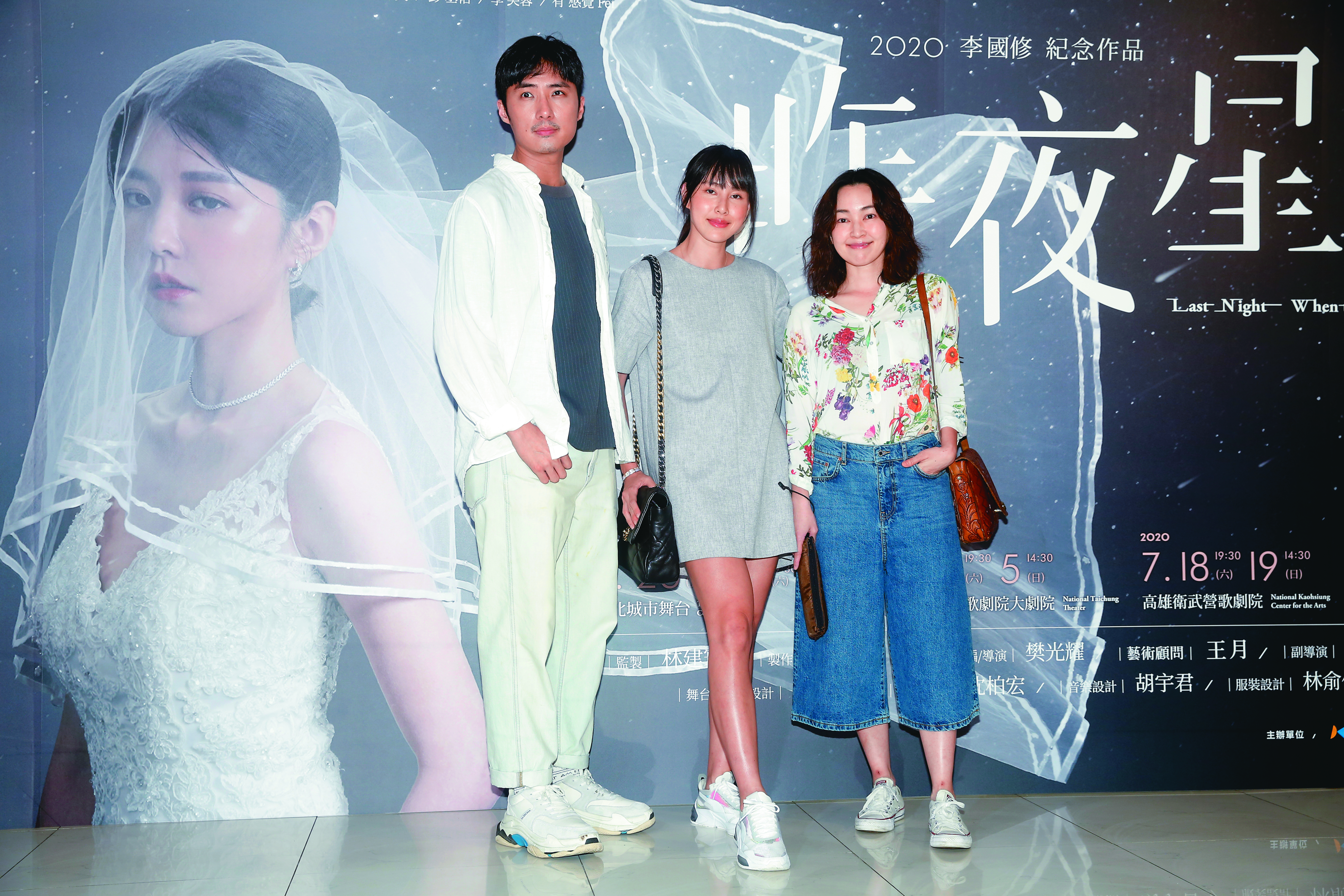 李運慶(左起)、房思瑜及蔡燦得一起出席活動,巧妙避開同框周曉涵。