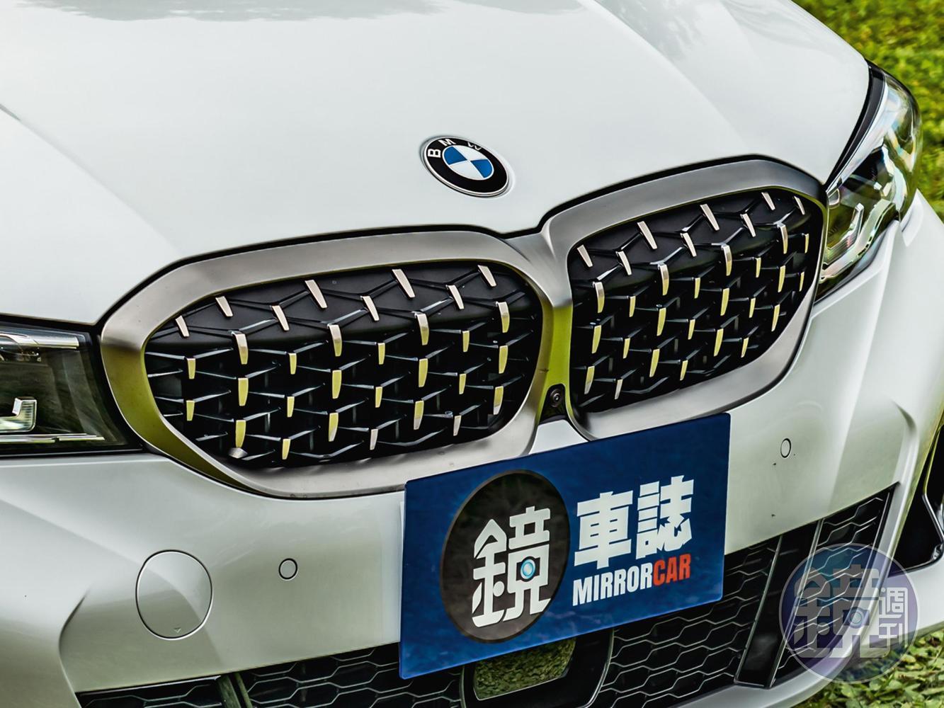 M Performance 專屬3D 網狀設計雙腎形水箱護罩。