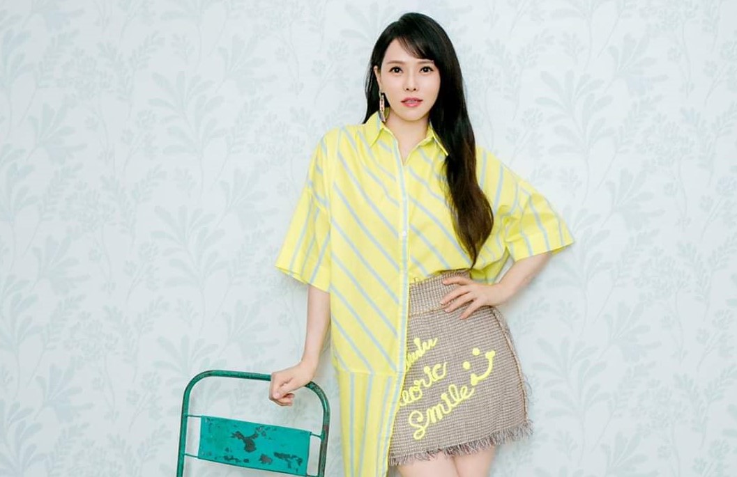 伊能靜2014年閃嫁小10歲大陸演員秦昊，2016年以47歲高齡誕下一女「小米粒」，家庭生活美滿。（翻攝自伊能靜臉書）