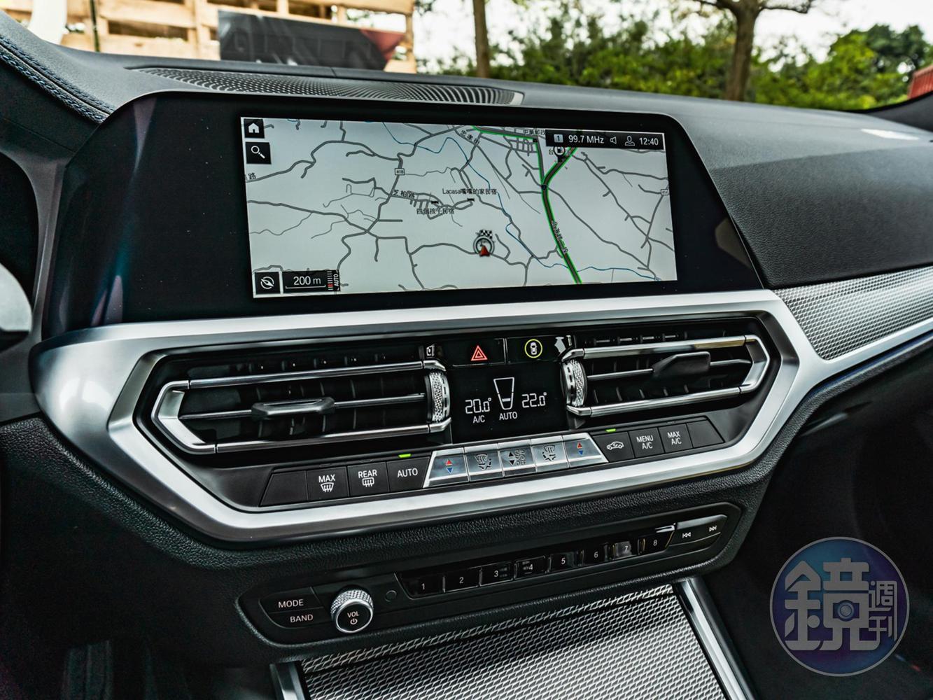 iDrive 7.0 介面的10.25 吋中控螢幕可顯示大量資訊。