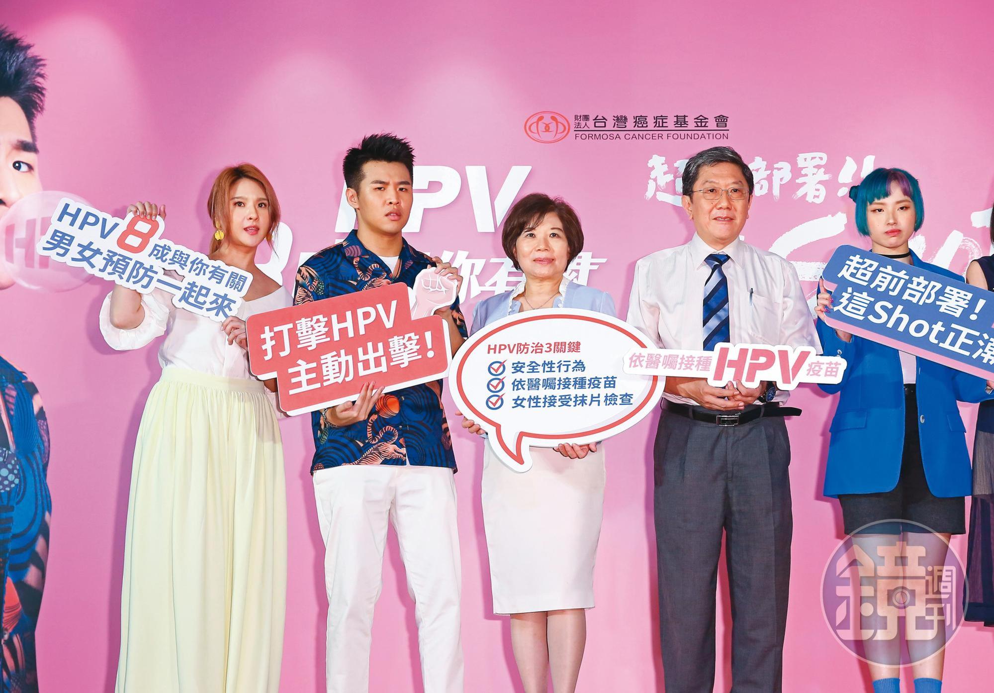明明就很資深,不過排排站時郭靜(左一)的位置比什麼屁孩Ryan(左二)、水水Mizu98(右一)還差。