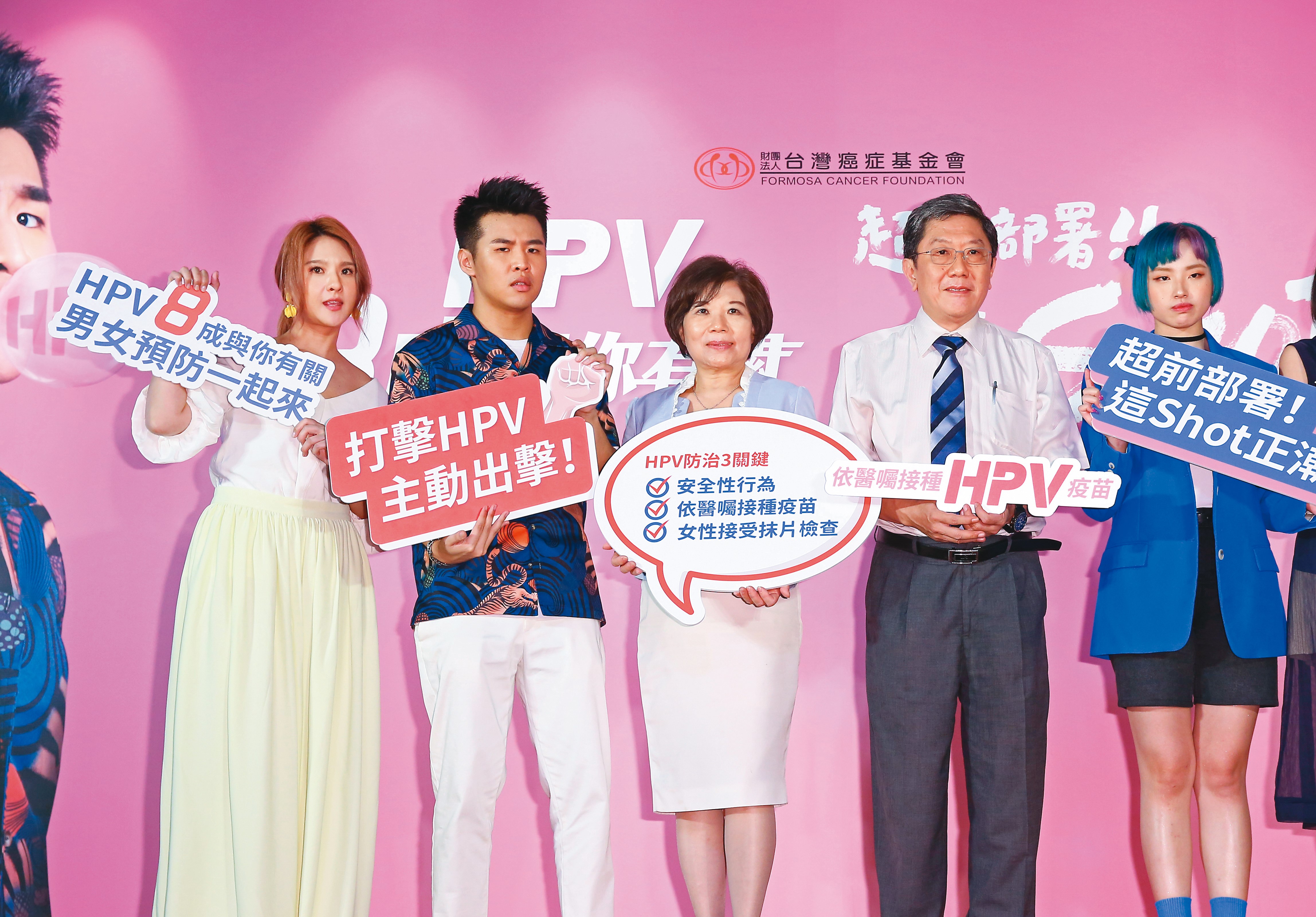 明明就很資深,不過排排站時郭靜(左一)的位置比什麼屁孩Ryan(左二)、水水Mizu98(右一)還差。