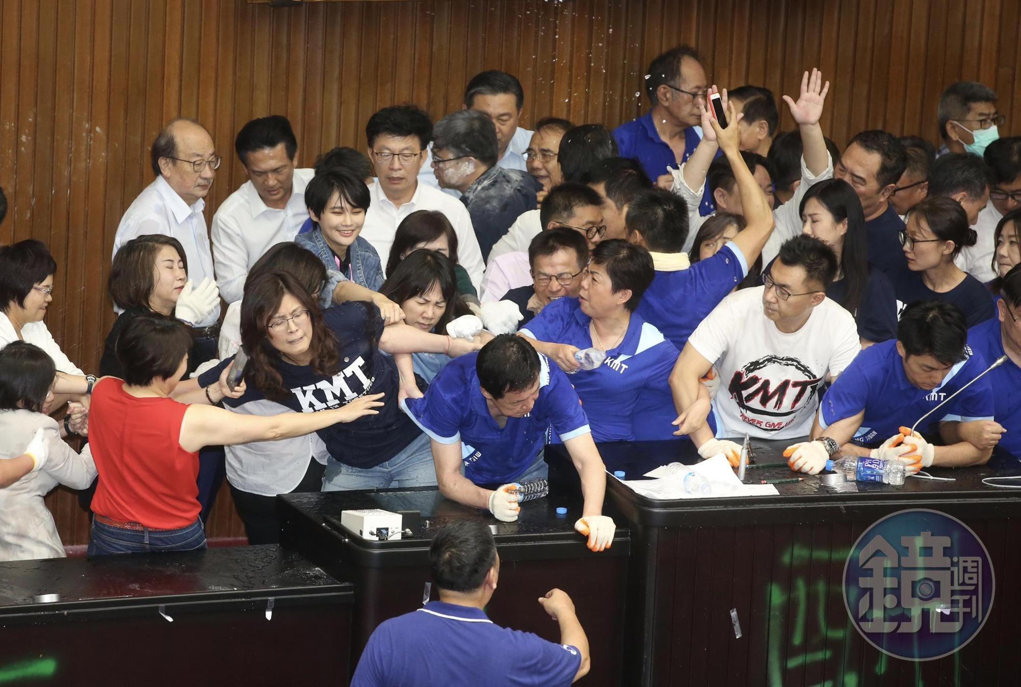 反對陳菊擔任監察院長，國民黨團28日下午衝進立法院議場抗議，藍綠爆發肢體衝突。