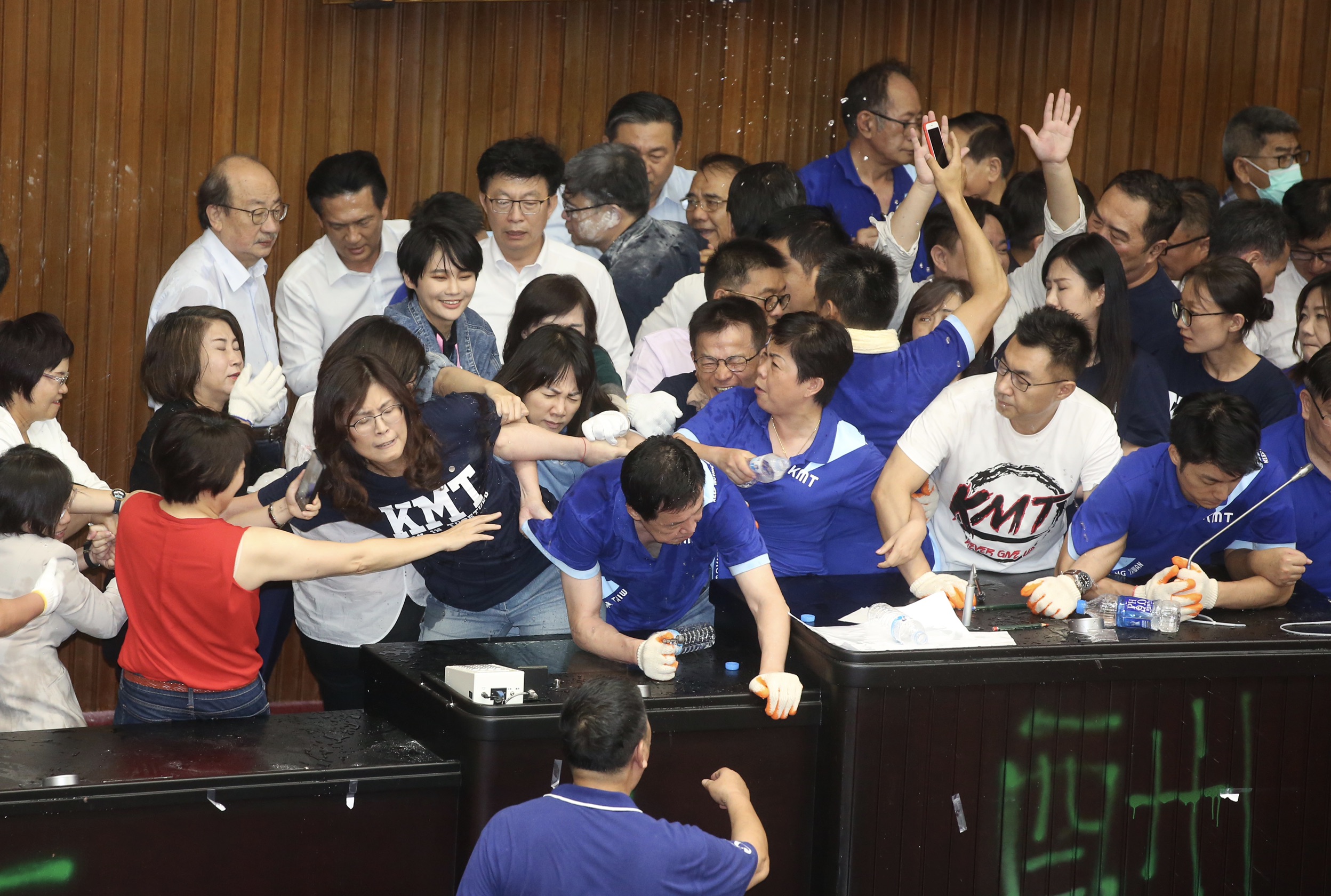 反對陳菊擔任監察院長，國民黨團28日下午衝進立法院議場抗議，藍綠爆發肢體衝突。