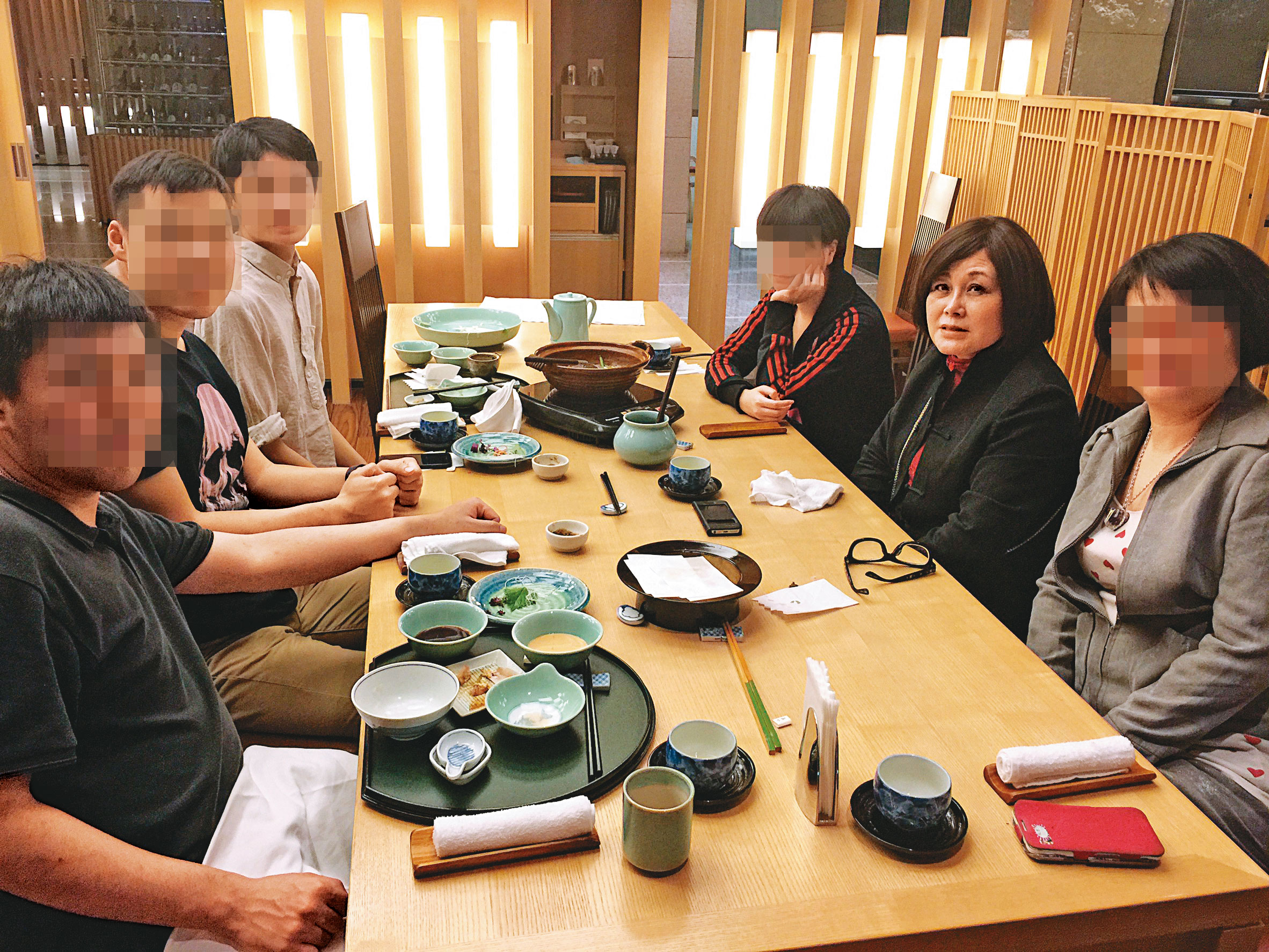 扁案揭弊者李慧芬（右2）遭珠寶商、助理等人指控，賴債3千萬元。（讀者提供）