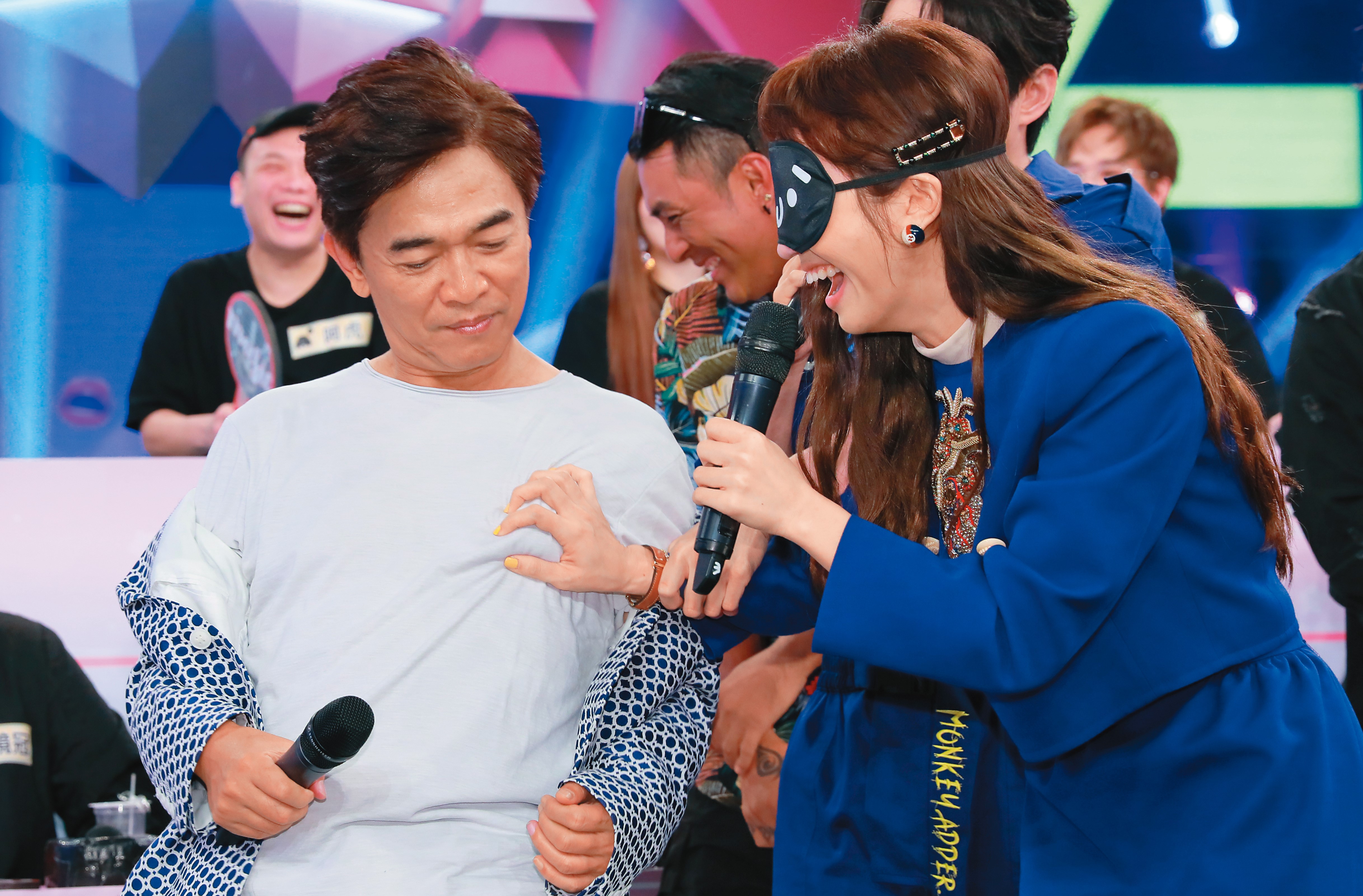 Lulu回鍋《綜藝大熱門》主持群，吳宗憲出賣奶肉給掐，加上她又蒙眼，畫面看來又情色又搞笑。