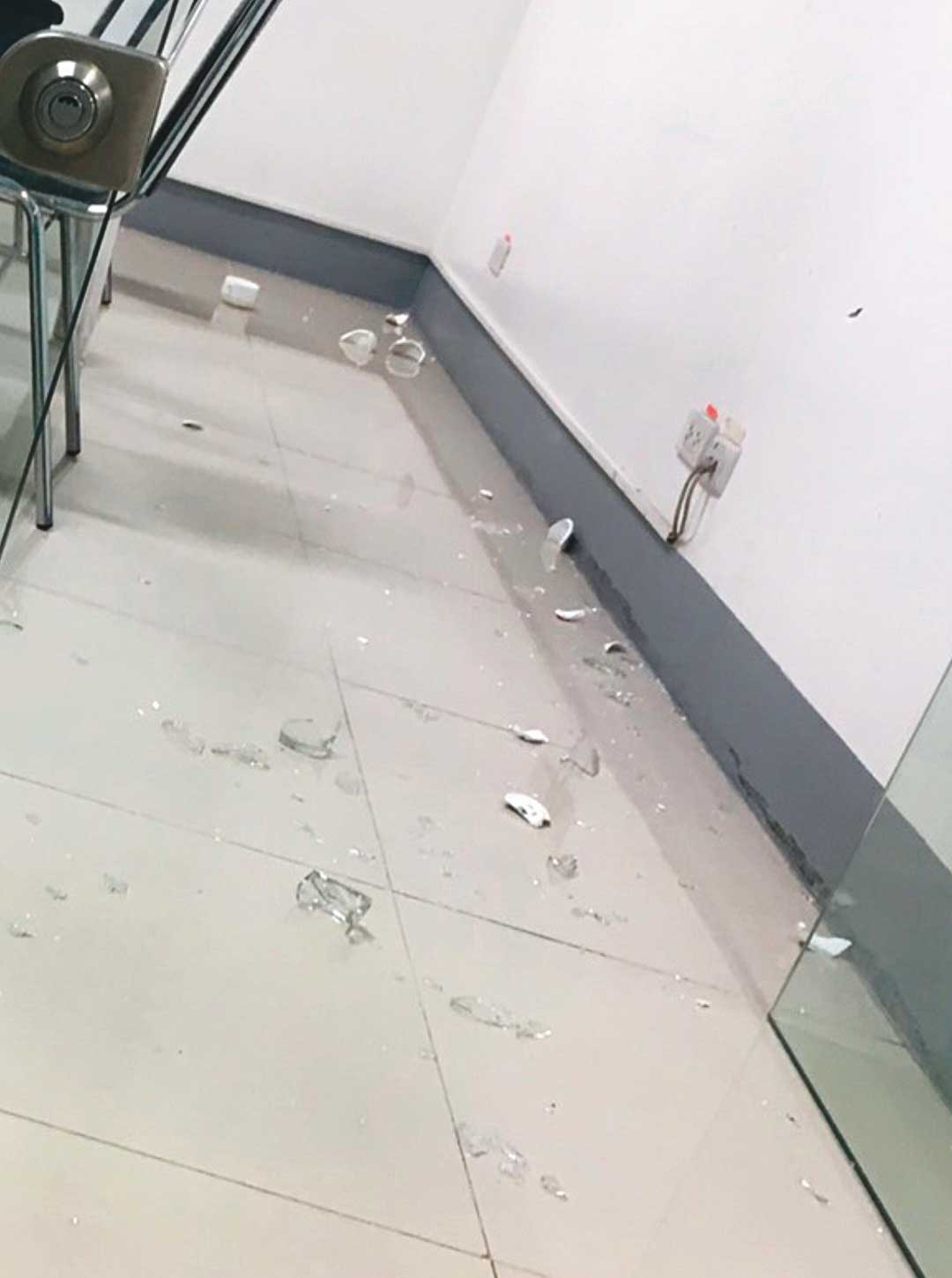 台幹爆料指出，新金寶營運長鄒孔訓開會不但會叫人準備玻璃杯讓他摔，還會飆罵台幹。（讀者提供）