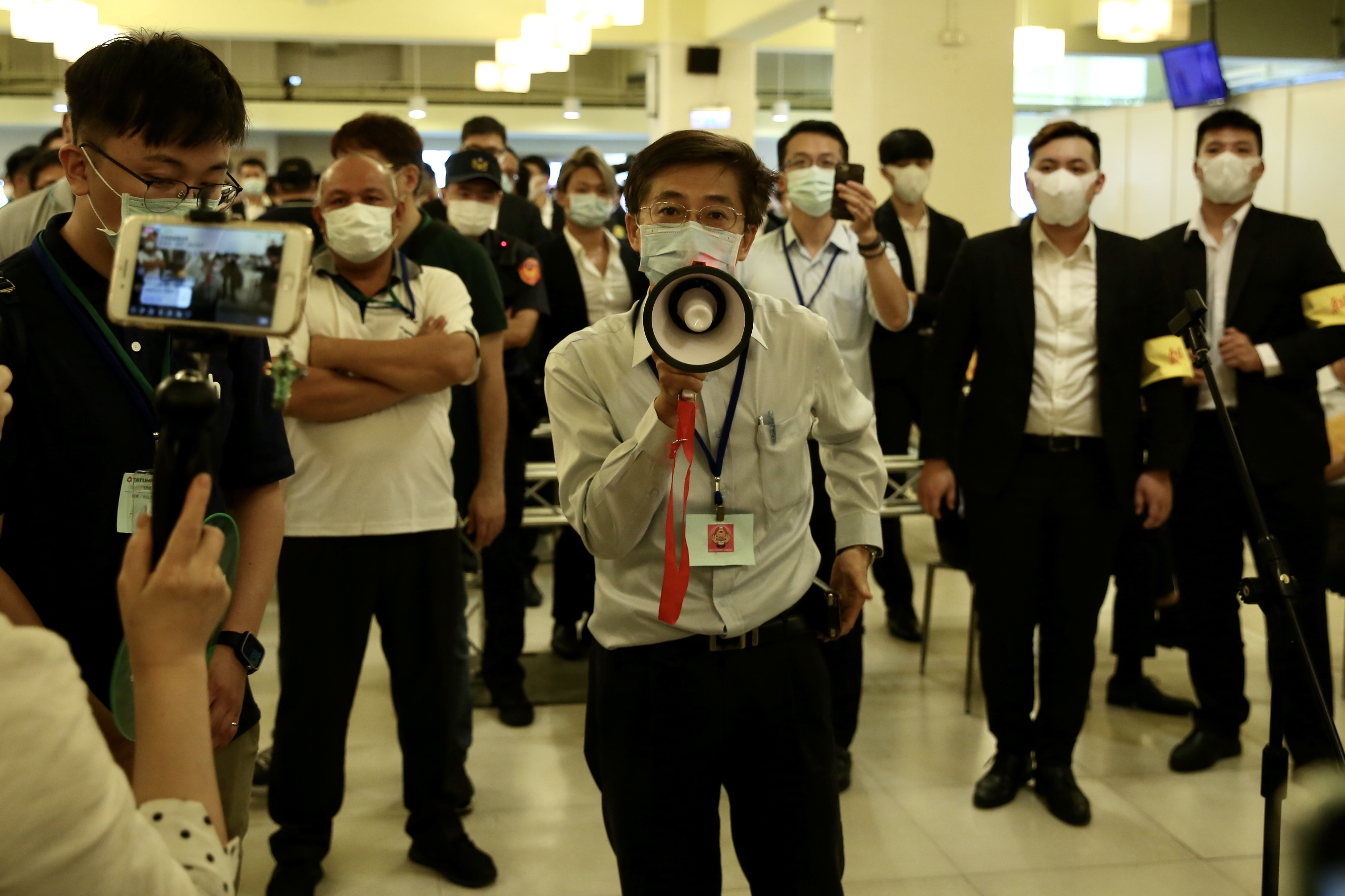 投保中心上台發言，認為大同公司派嚴重損害股東權益。圖為投保中心代表人林俊宏律師