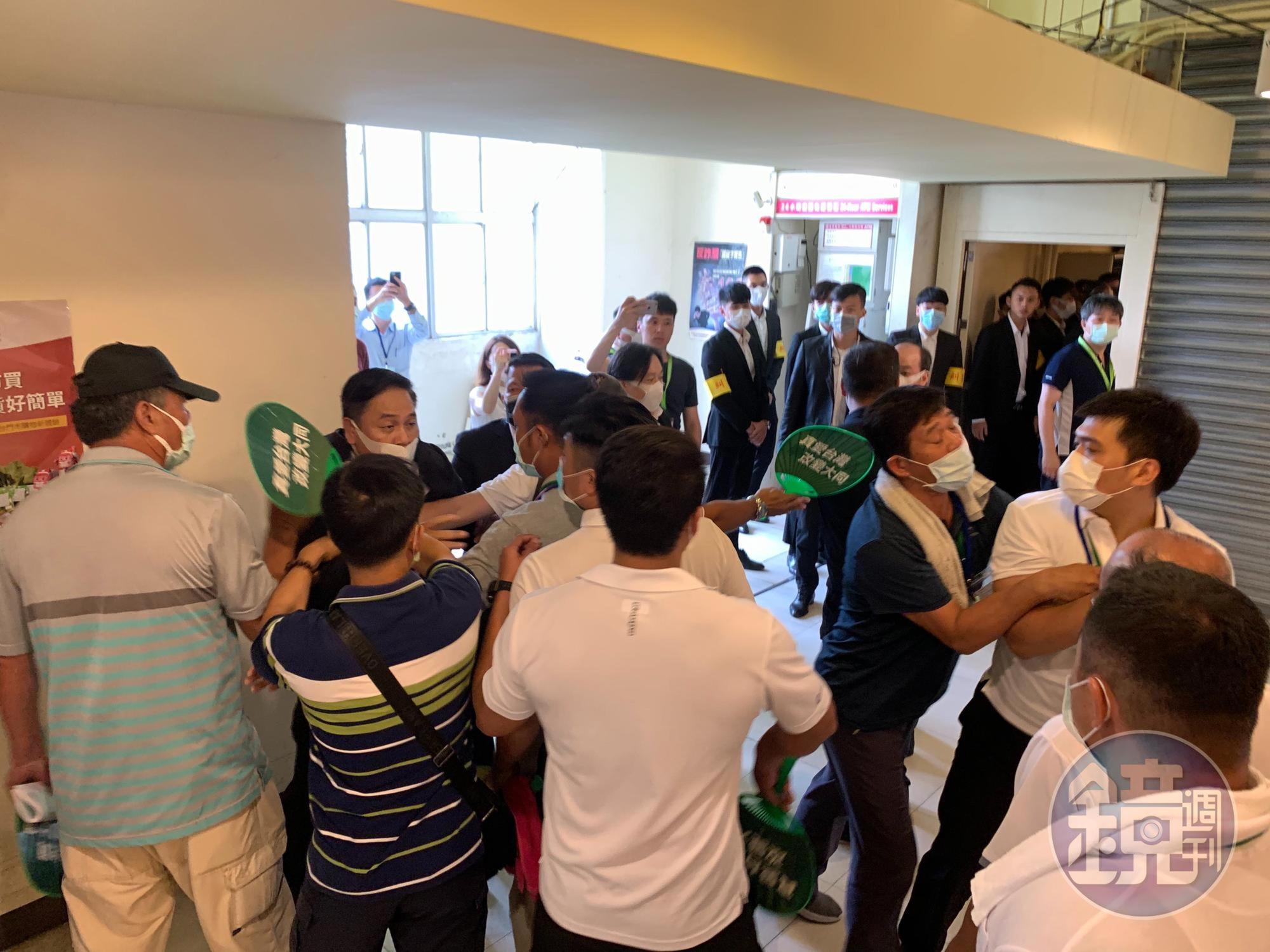 大同股東會現場混亂,兩派人馬爆發衝突。