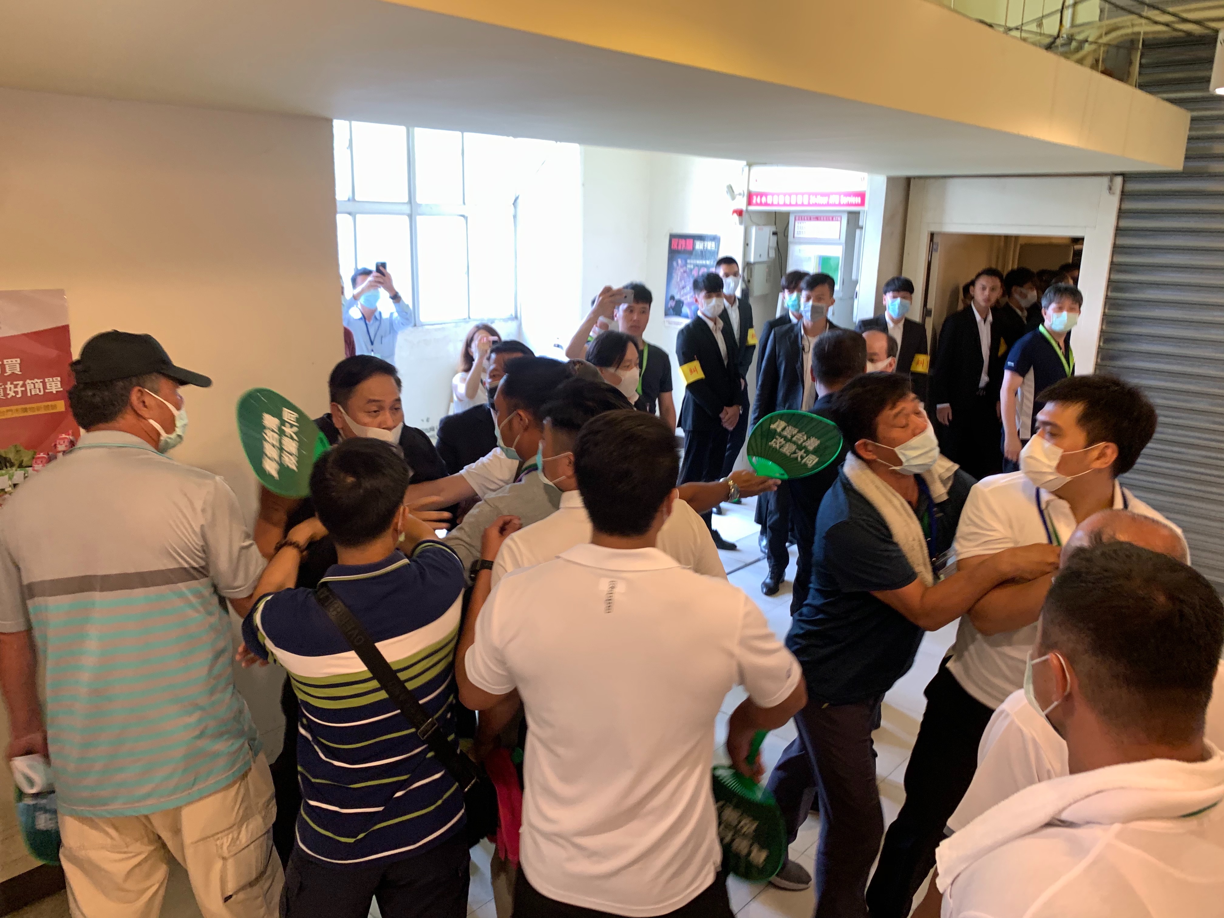 大同股東會現場混亂,兩派人馬爆發衝突。