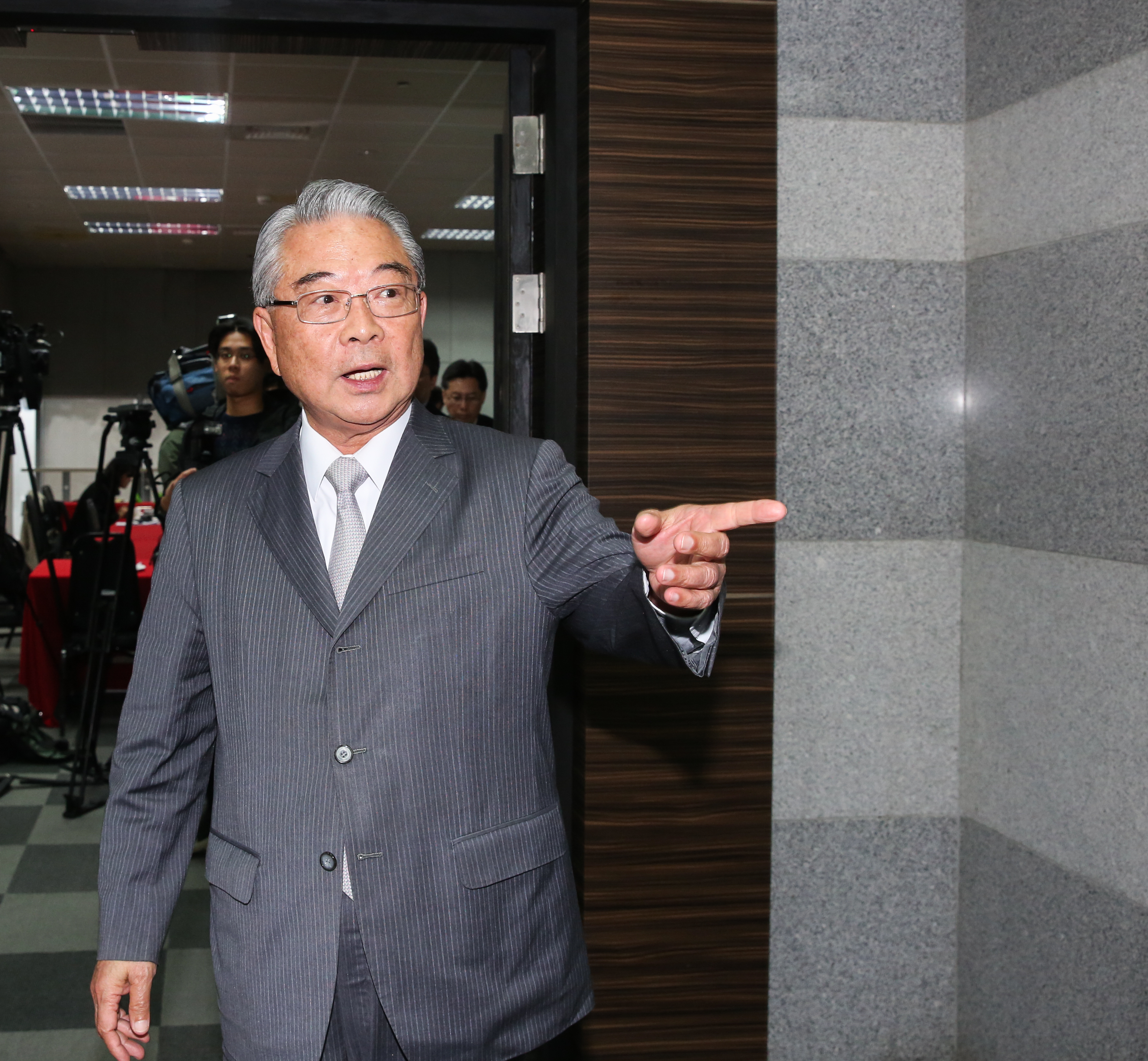 許勝雄只有在尾牙的時候才會到菲律賓廠，很多事情就算有耳聞也管不到。