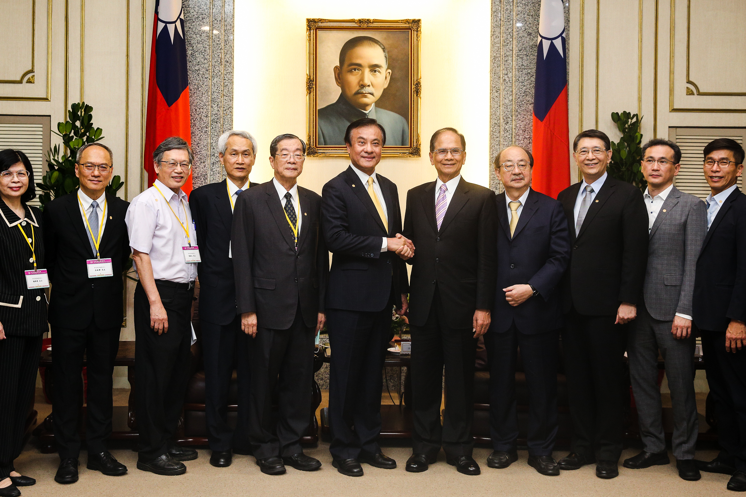 總統府祕書長蘇嘉全(左6)今率領考試院長被提名人黃榮村(左5)拜會立法院長游錫堃(右5)。