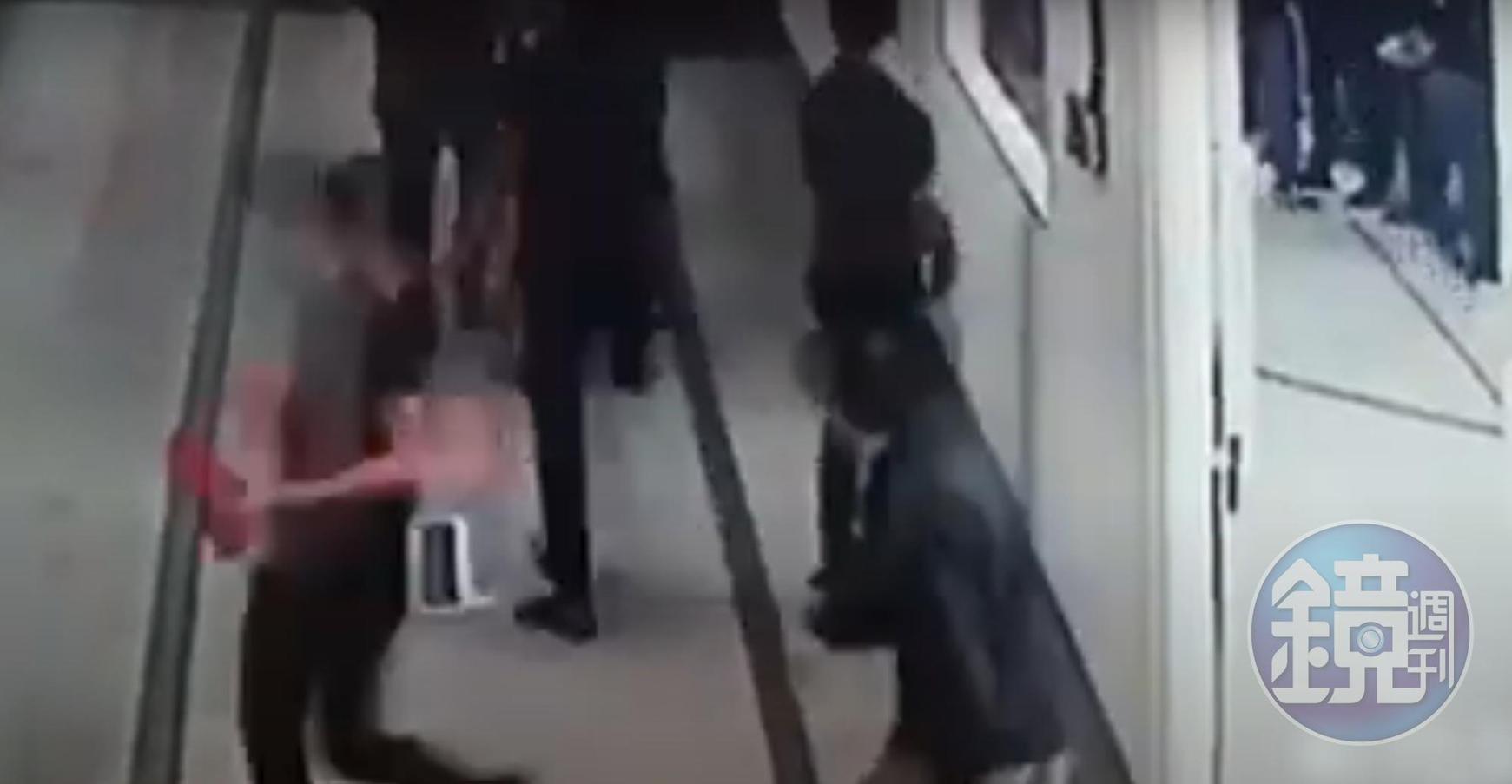 金寶菲律賓廠曾發生趙姓台幹打菲律賓員工的事件,影片還被上傳到Youtube網路上。(讀者提供)