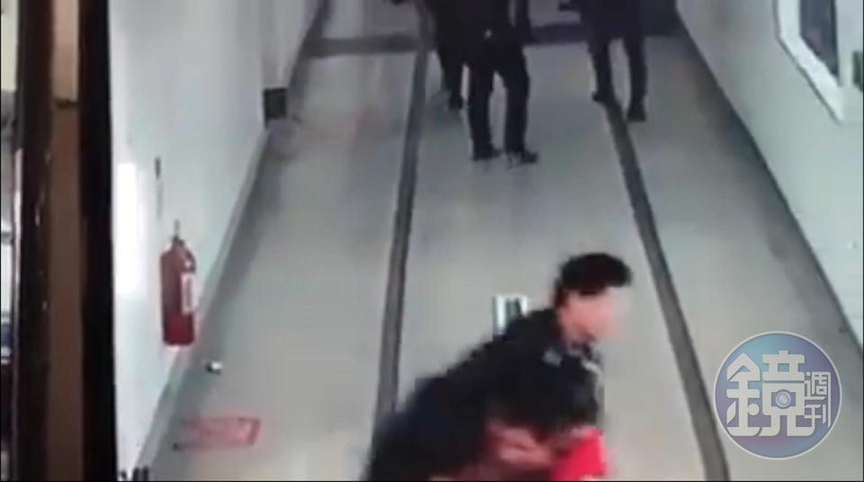 金寶菲律賓廠曾發生趙姓台幹打菲律賓員工的事件,影片還被上傳到Youtube網路上。(讀者提供)